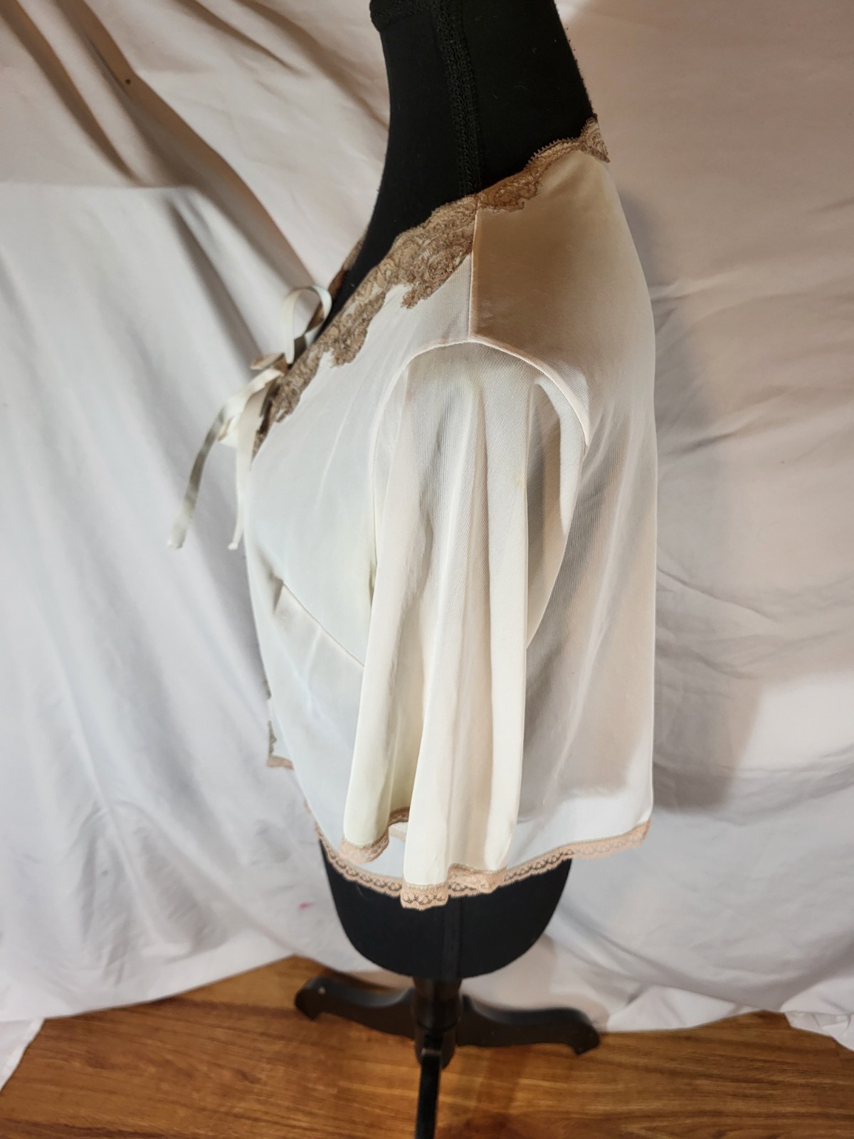 Vtge Mistee Nylon Size Large Bed Jacket Ivory W Beige Lace