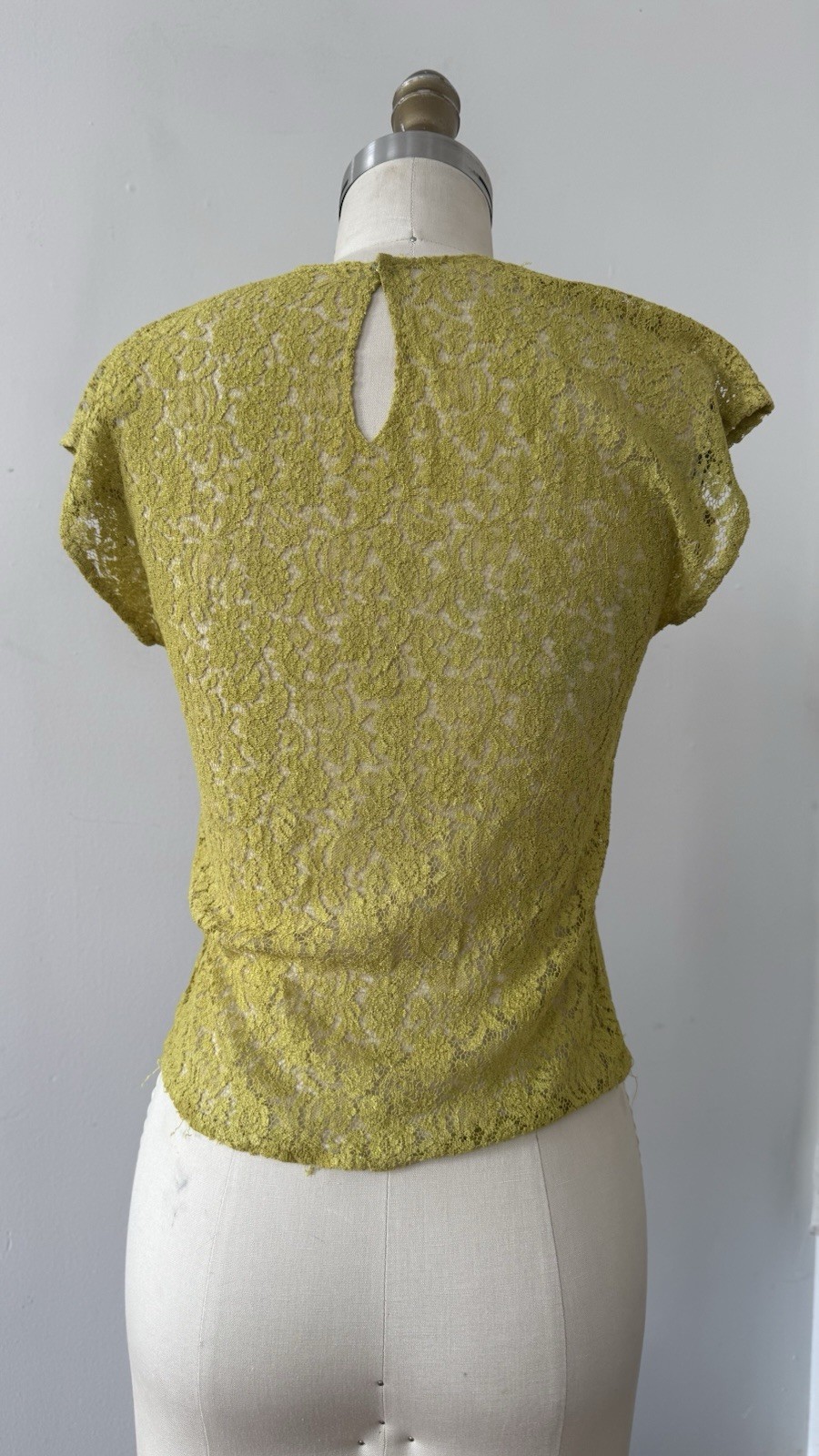 50s Chartreuse Sheer Floral Lace Flutter Cap Sleeve Top Keyhole Bateau Neck XS/S