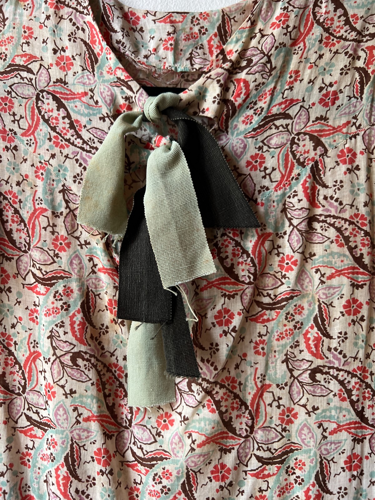 Vintage 1930s Floral Paisley Day Dress with Bow – 38x34x43 AR FL