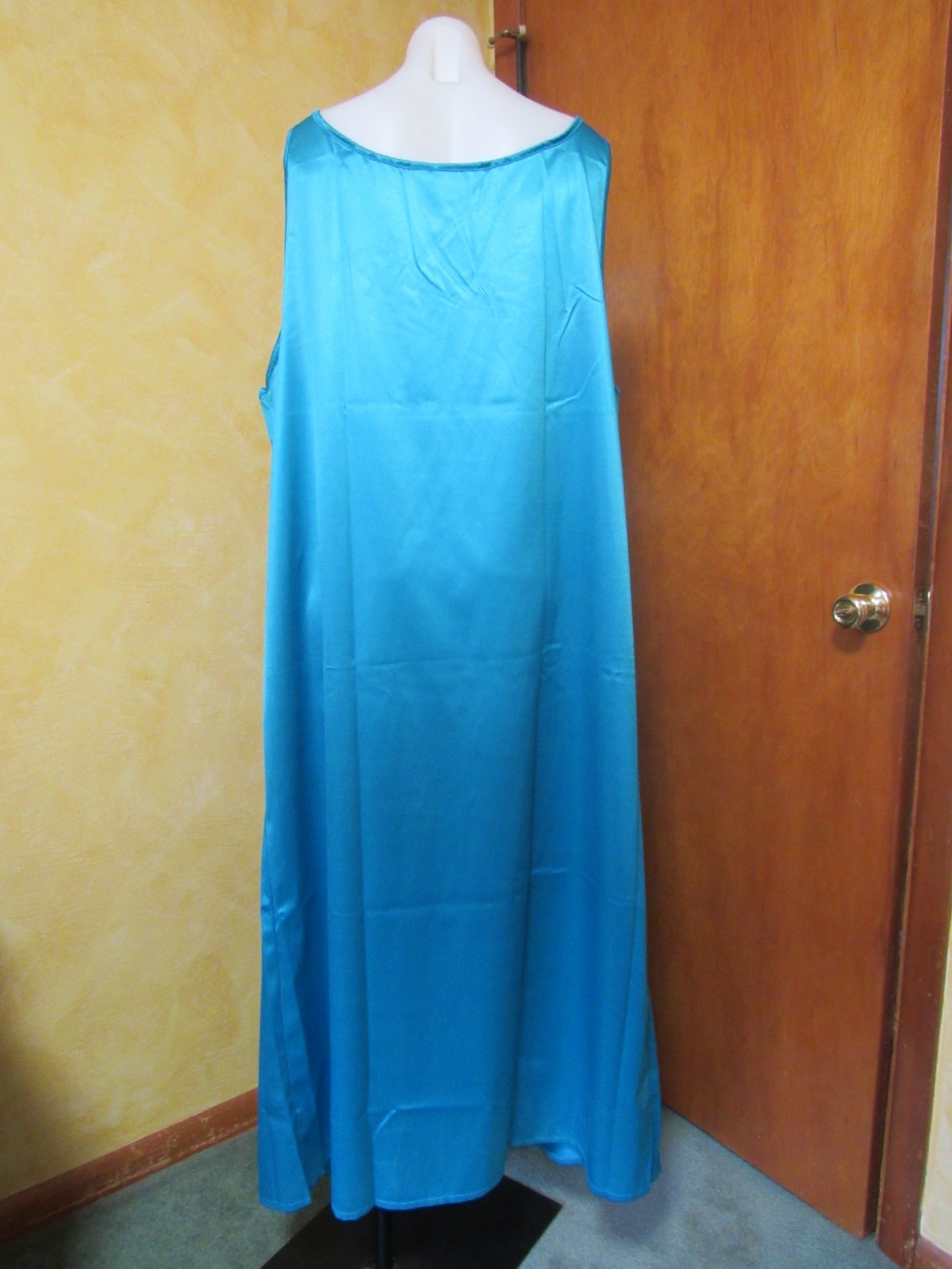 VINTAGE IMPROVED LIVING BLUE SILKY SOFT POLYESTER WHITE LACE NIGHTGOWN 3XL NEW
