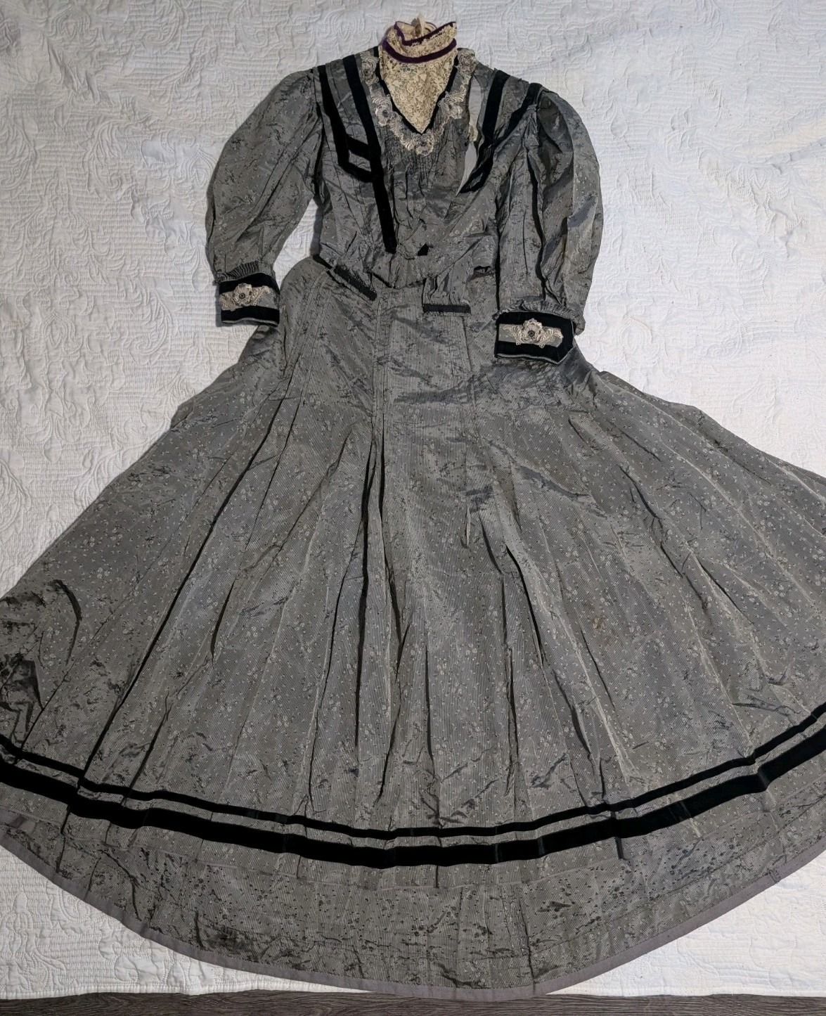 Victorian Edwardian (1890s-1900s), Gilded Age, or « Gibson Girl » style.