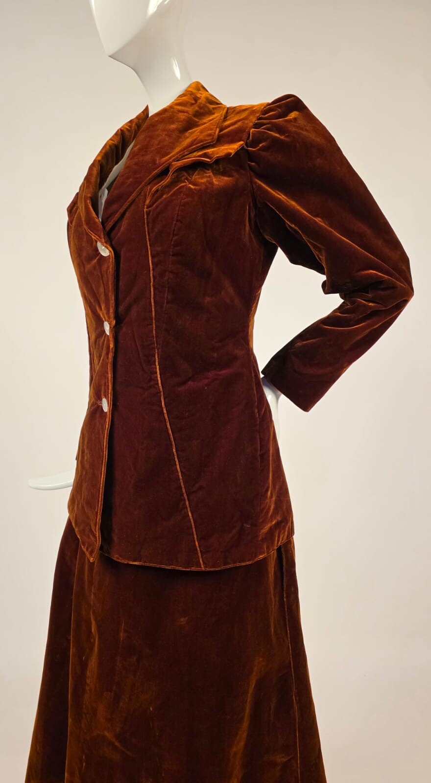 EXCEPTIONAL EDWARDIAN 2 PC HIGH SHINE GOLDEN BROWN SILK VELVET WALKING SUIT