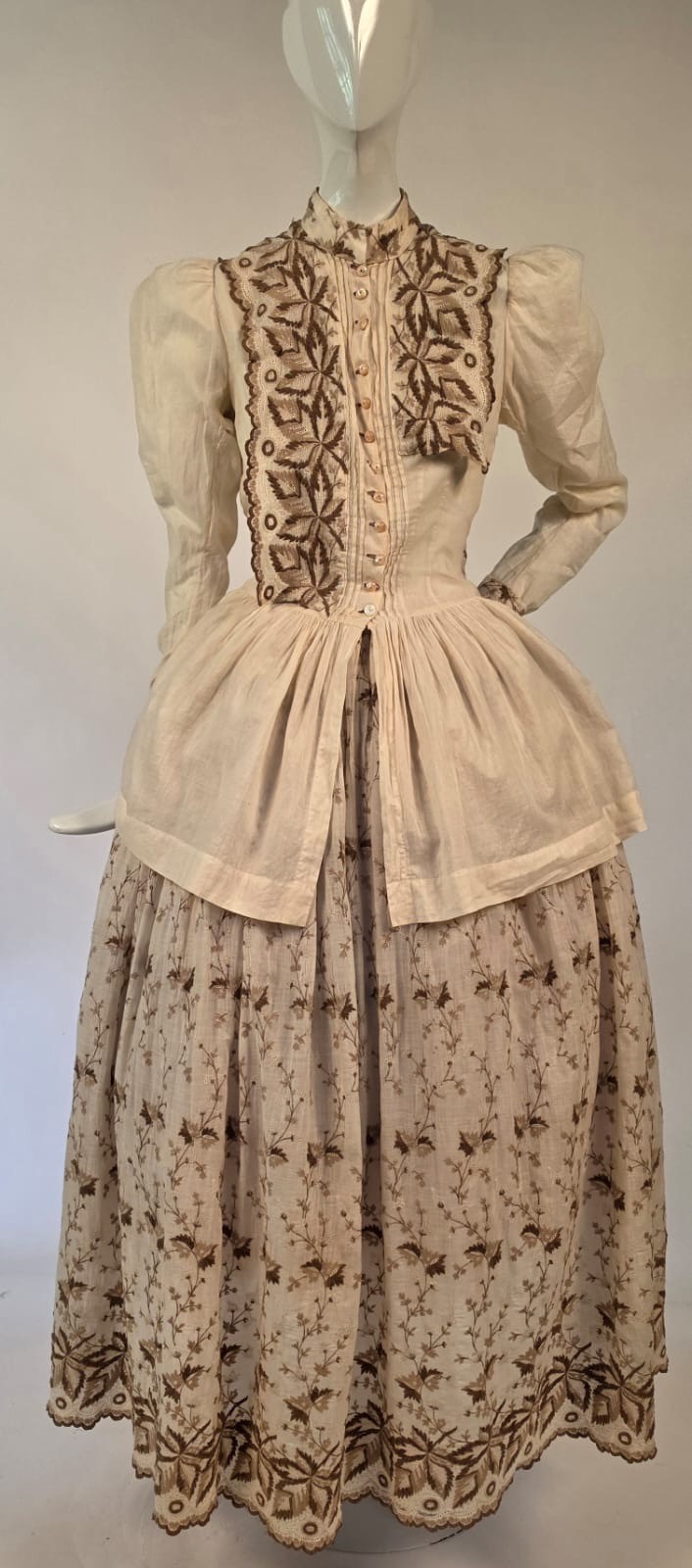 VICTORIAN 19TH C 2 PC RICH FLORAL EMBROIDERED COTTON BUSTLE DRESS W PUFF SLEEVES