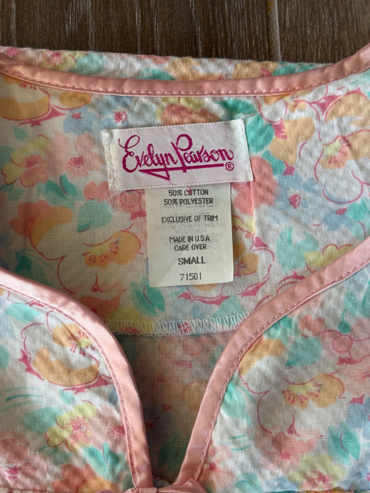 Vintage Evelyn Pearson Cotton and Polyester Button Up Robe Floral Size Small