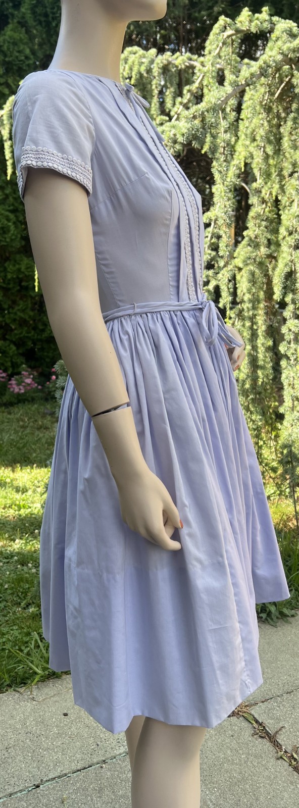 VINTAGE 1950&rsquo;s LAVENDER COTTON W/ CENTER PLEATS & LACE TRIM