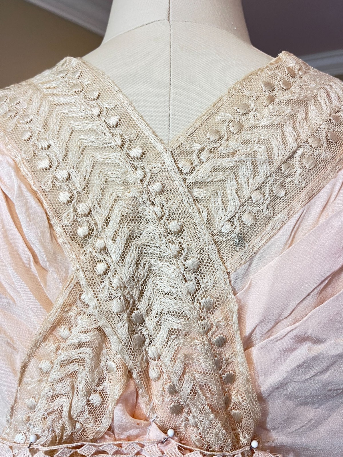 Edwardian Early 20s silk boudoir jacket blush pink with lace trim AS IS