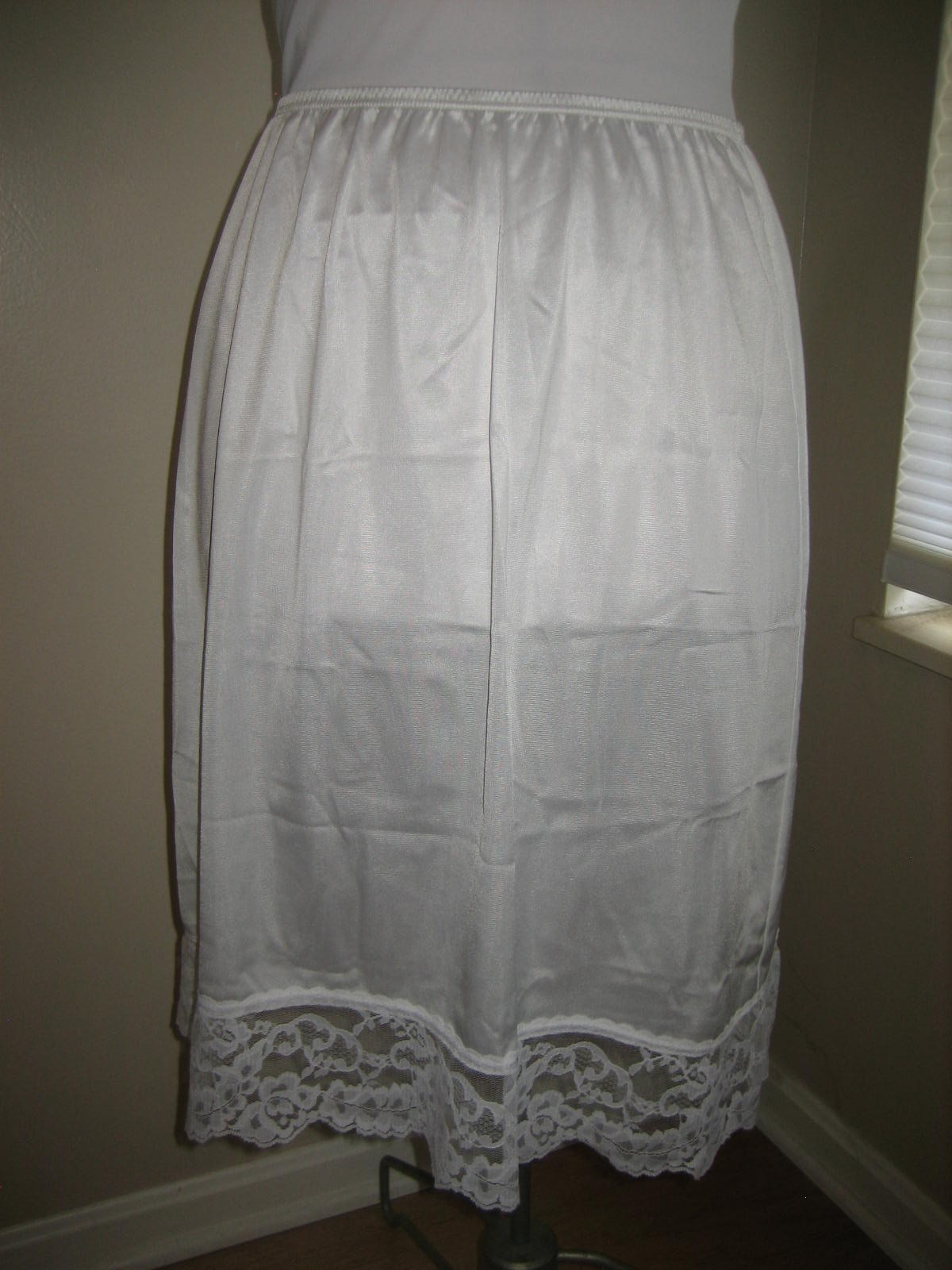 Vintage VASSARETTE White Nylon Half Slip, Wide Lace Hem, 11-105 – Size L