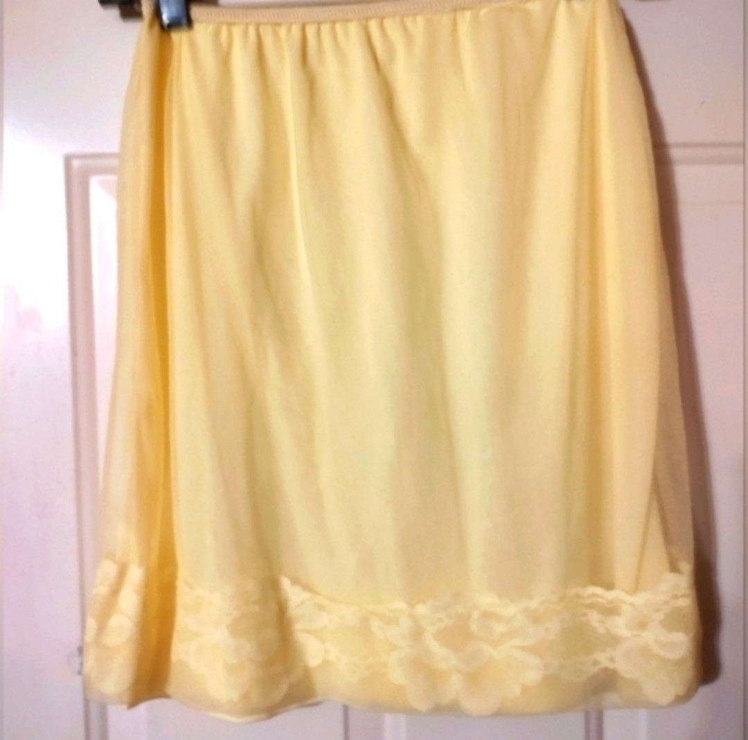 🐤💛🐤 Lovely Vtg 50&rsquo;s/60&rsquo;s Daffodil Yellow Floral Embroidered Nylon Slip – S/M