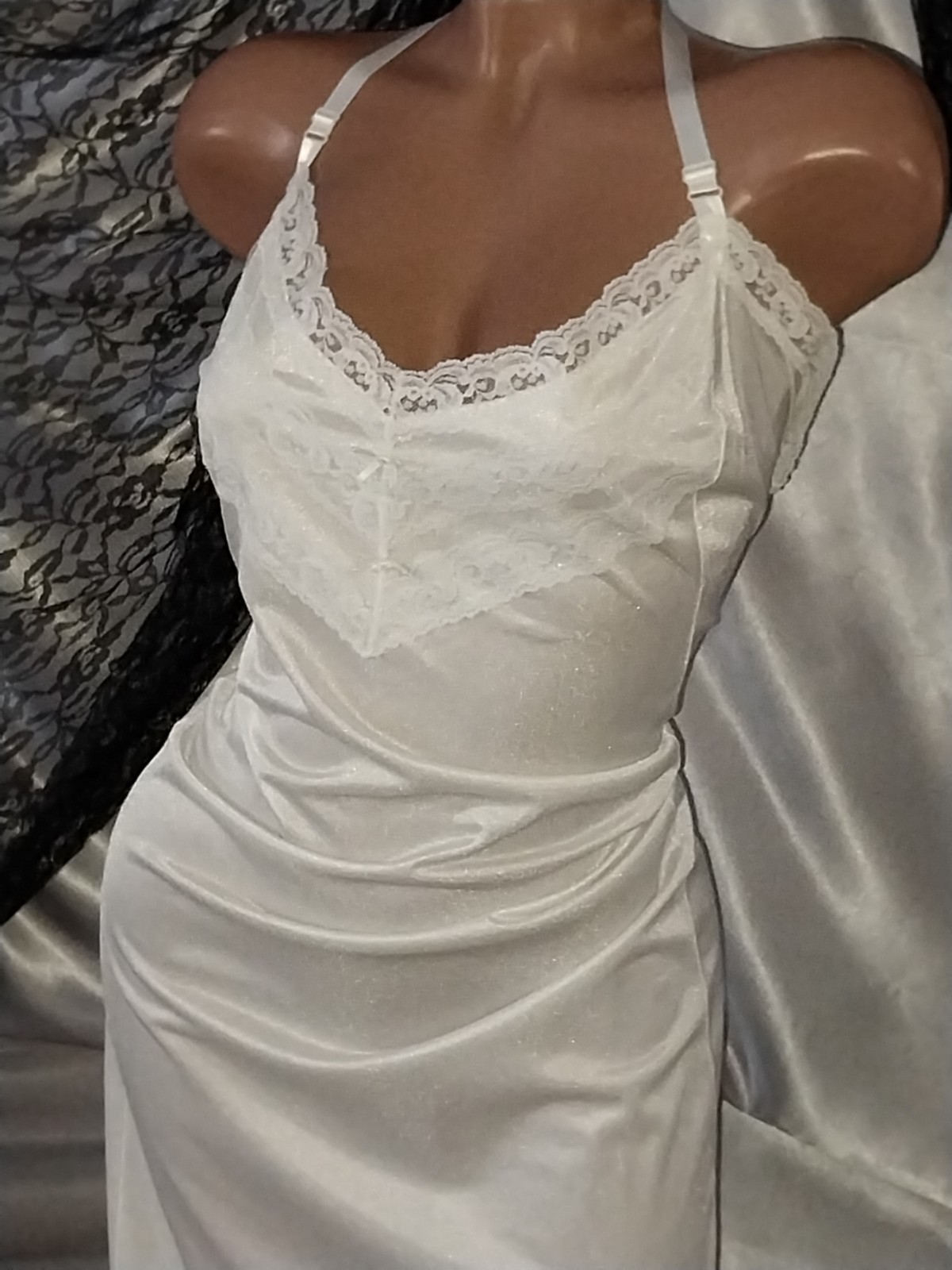 VTG SILKY SLIP LACY BOWS PLUS FULL FIGURE NYLON 70S 62&Prime;