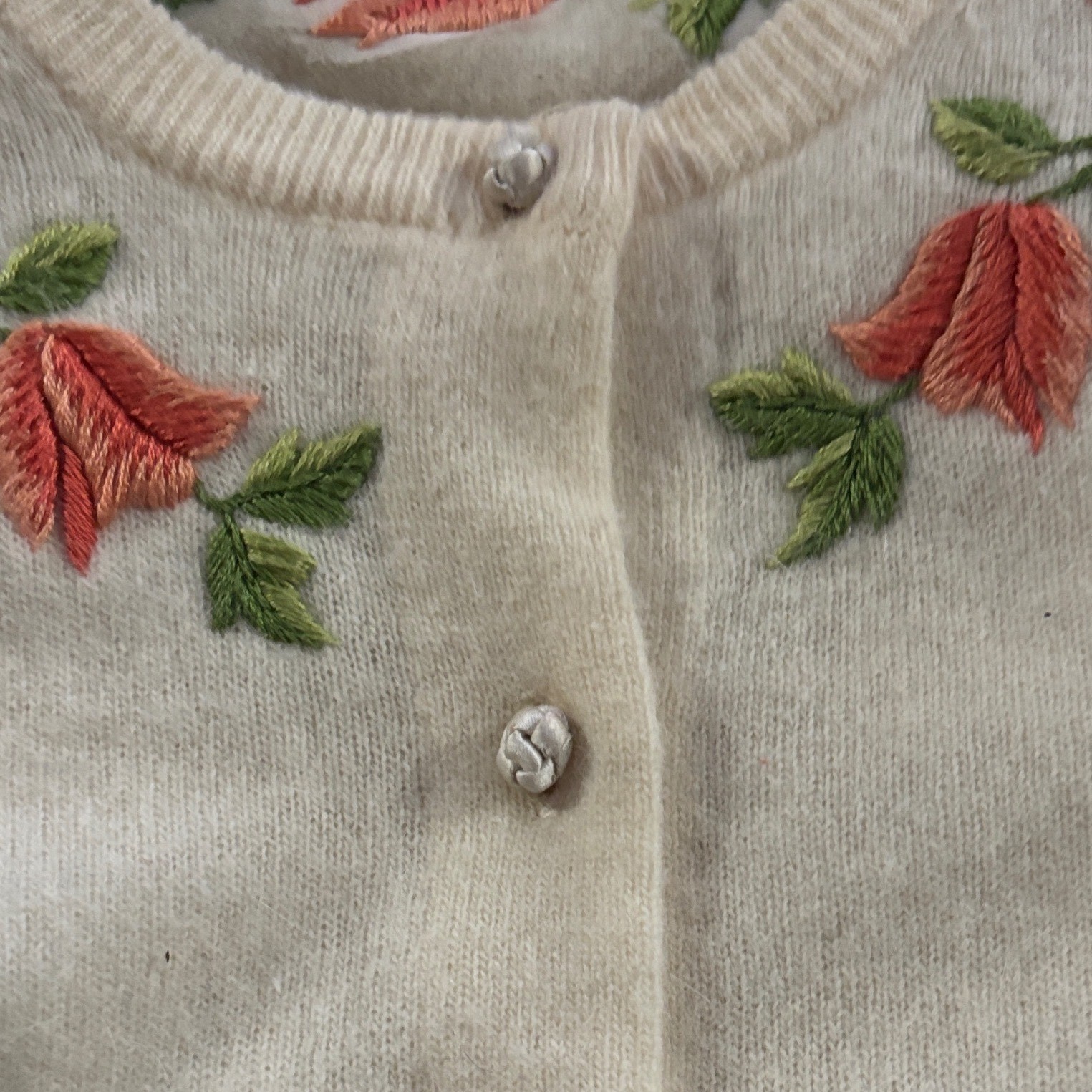 Vtg Elegance Craft Co Floral Embroidered Sweater in Kowloom Cream Scalloped Hem