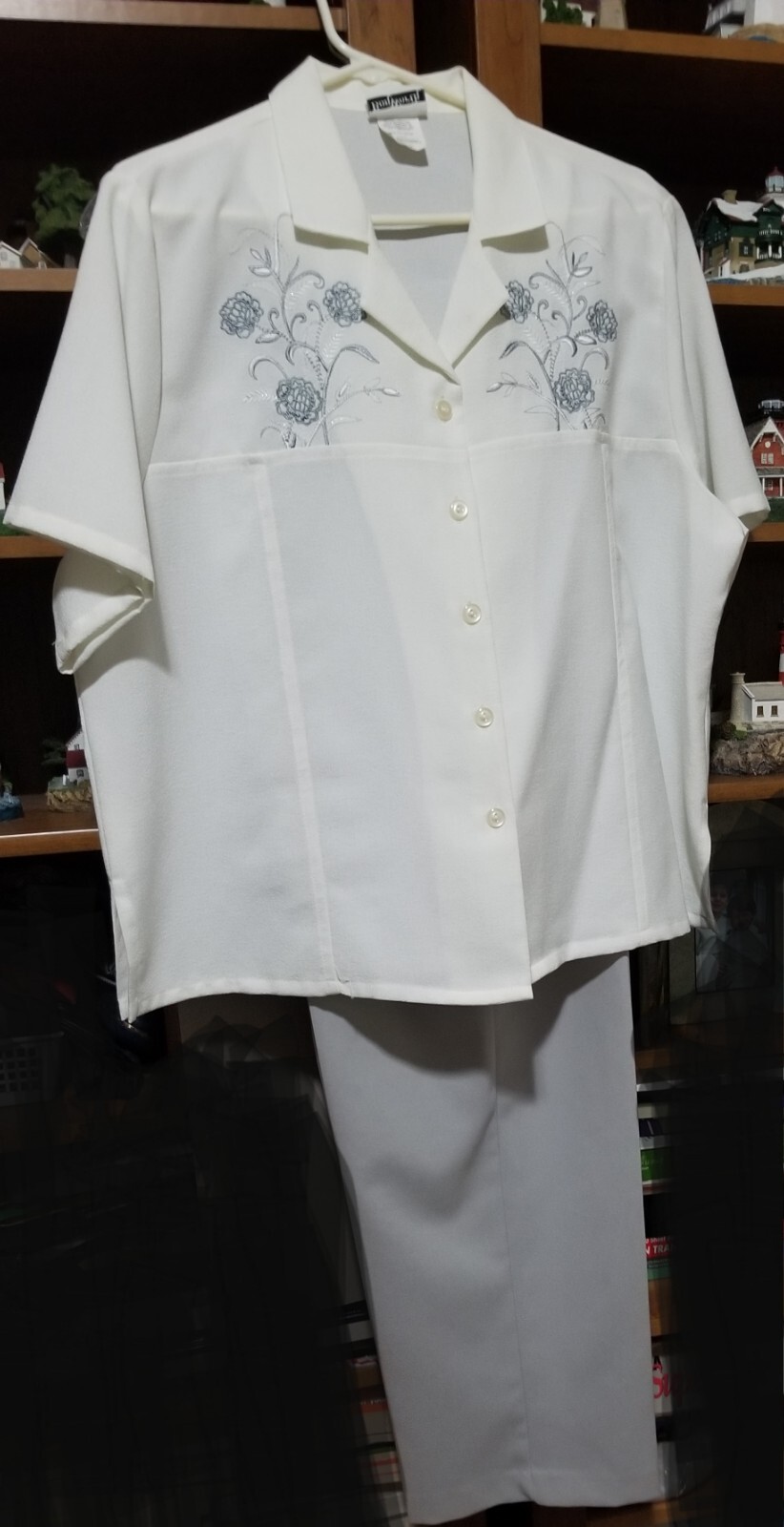 Vtg BonWorth Short Sleeve Ivory Top w/ Gray Embroidered Flowers & Gray Pants PL