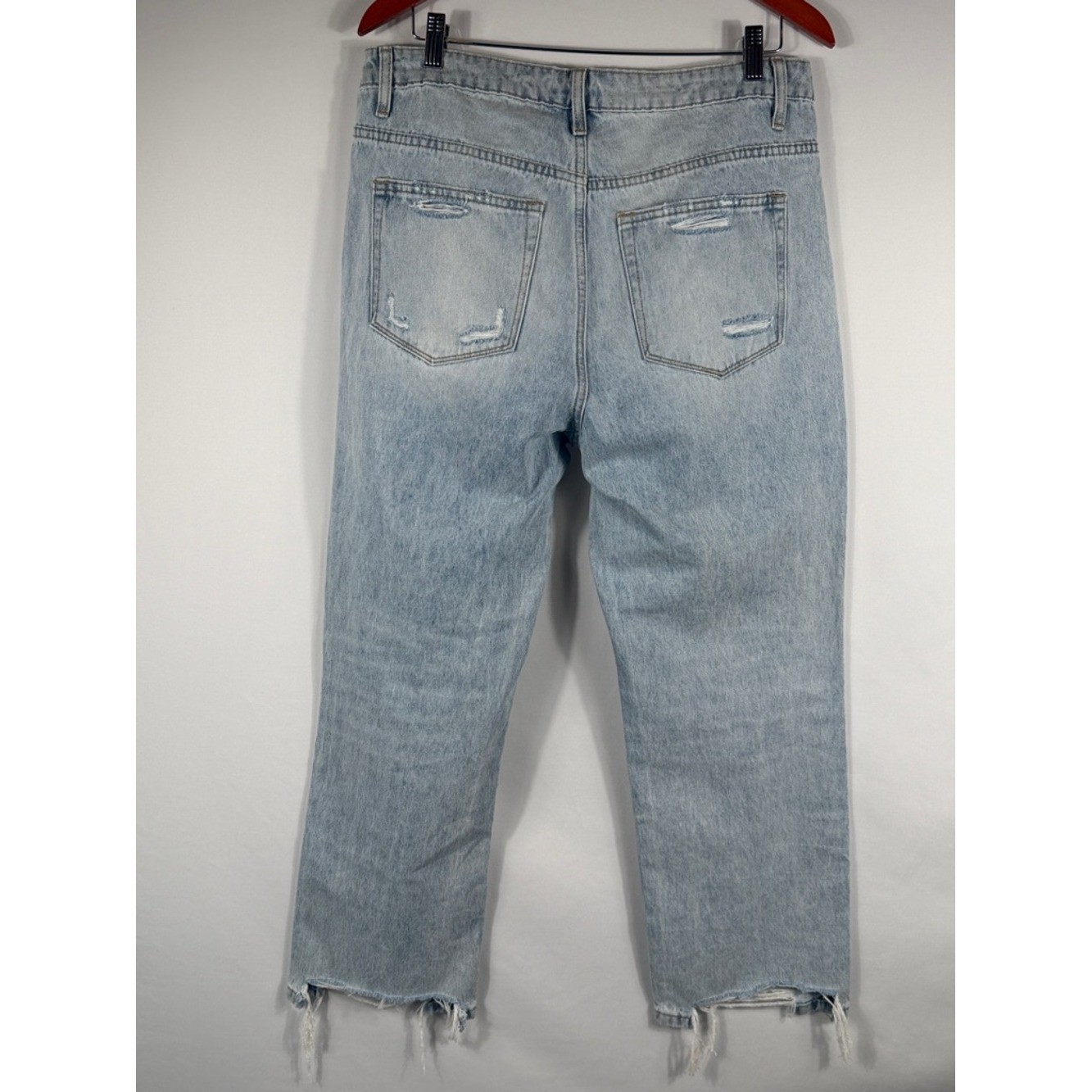 Vervet Barrel Fit Light Distressed Cropped Jeans. Womens Size 31. Inseam 26&Prime;
