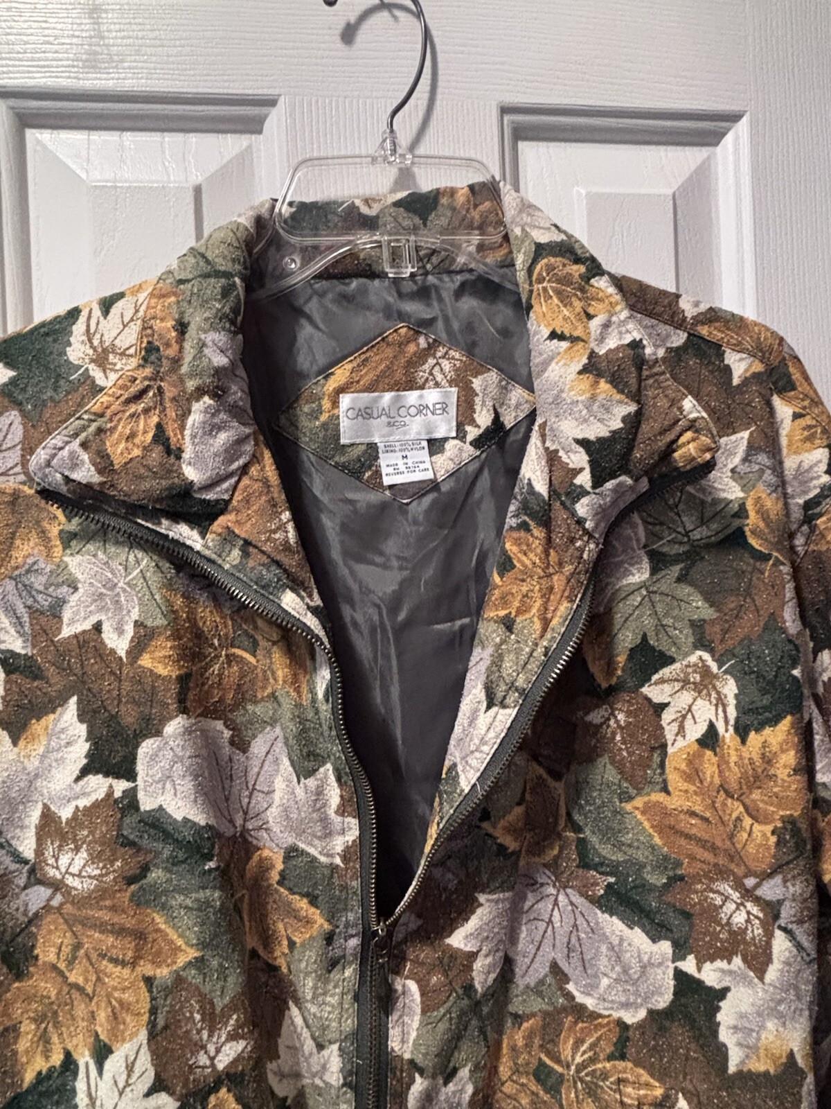 Casual Corner & Co. Leaf Pattern Silk Nylon Woman’s Size Medium Zip Up Jacket