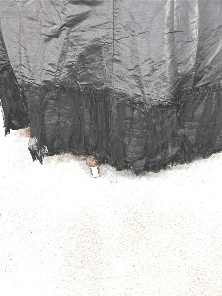 antique skirt w/train 1880 black taffeta waist 30 in. original 1890s