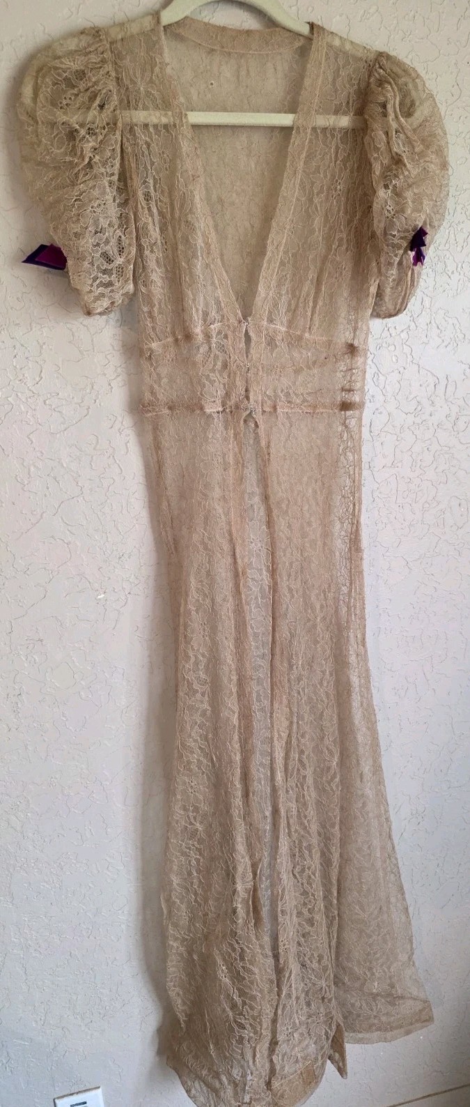 Vintage 1930s society lingerie peach/cream lace gown/negligee puff shoulders