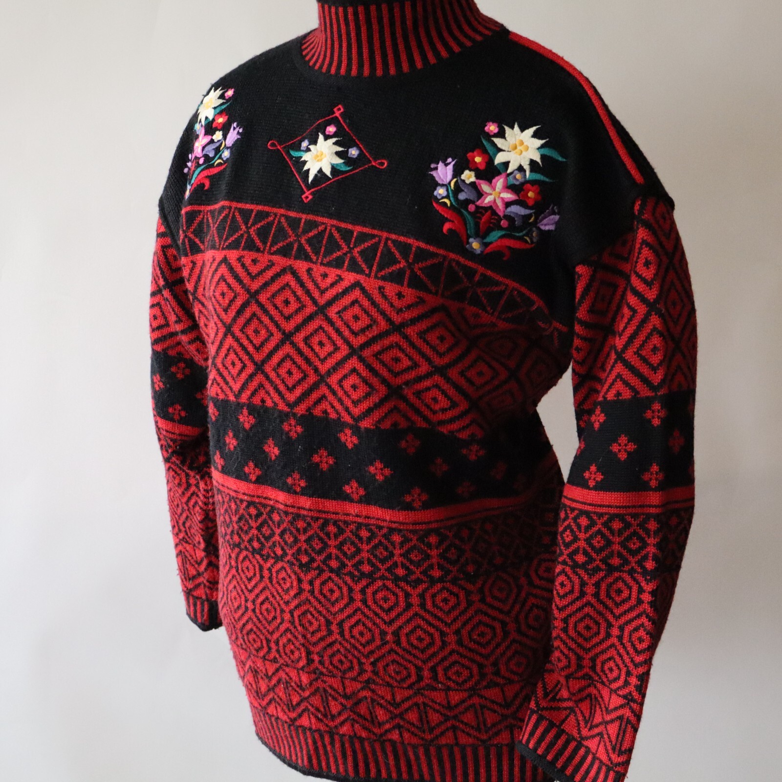 Vtg Obermeyer Women&rsquo;s Pullover Sweater Chloe Red, Black Emb Floral Sz Small