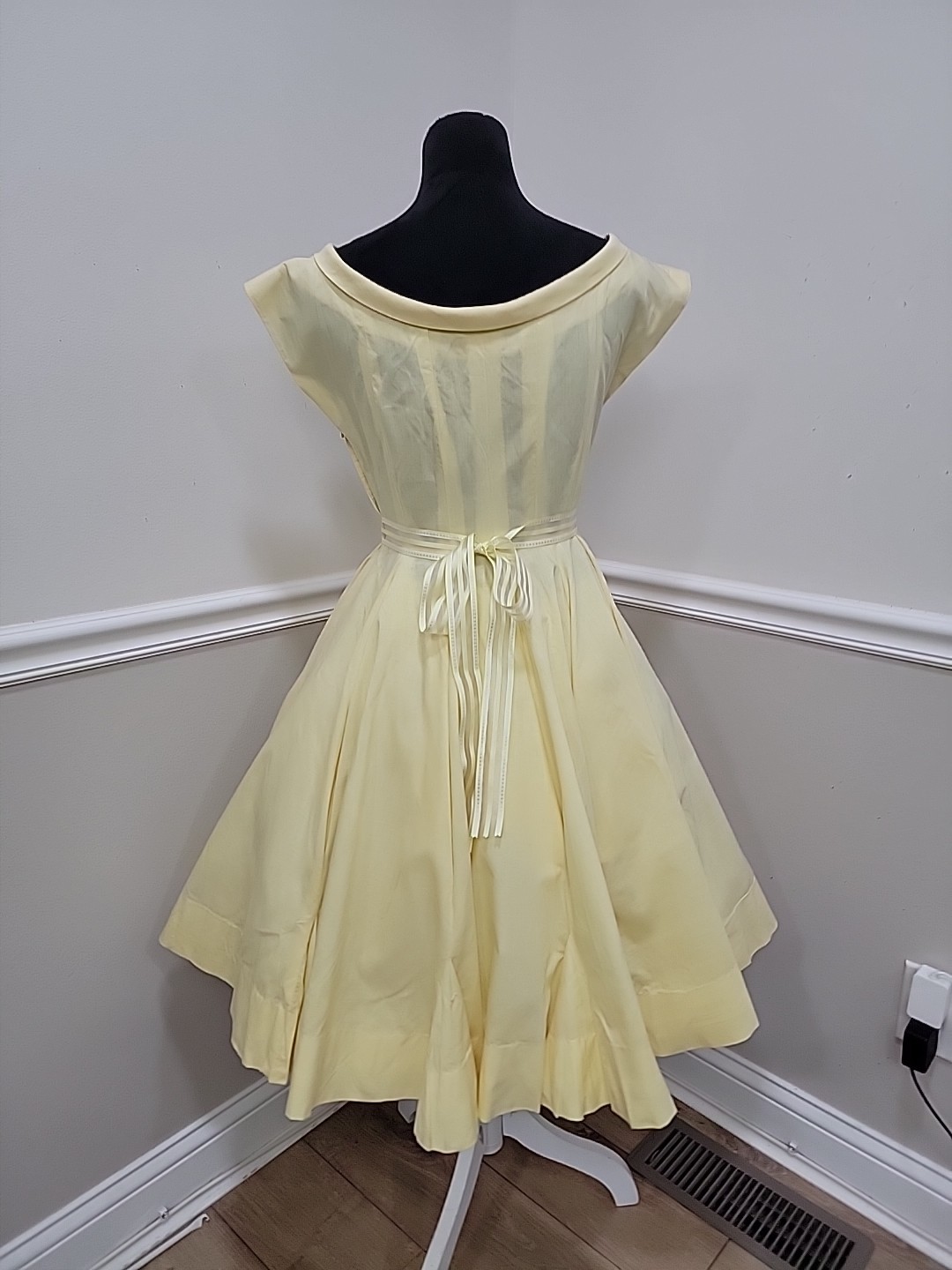 Vintage&rsquo;50s Mid Century Yellow Cotton Dress Fit Flare Full Skirt Garden Party