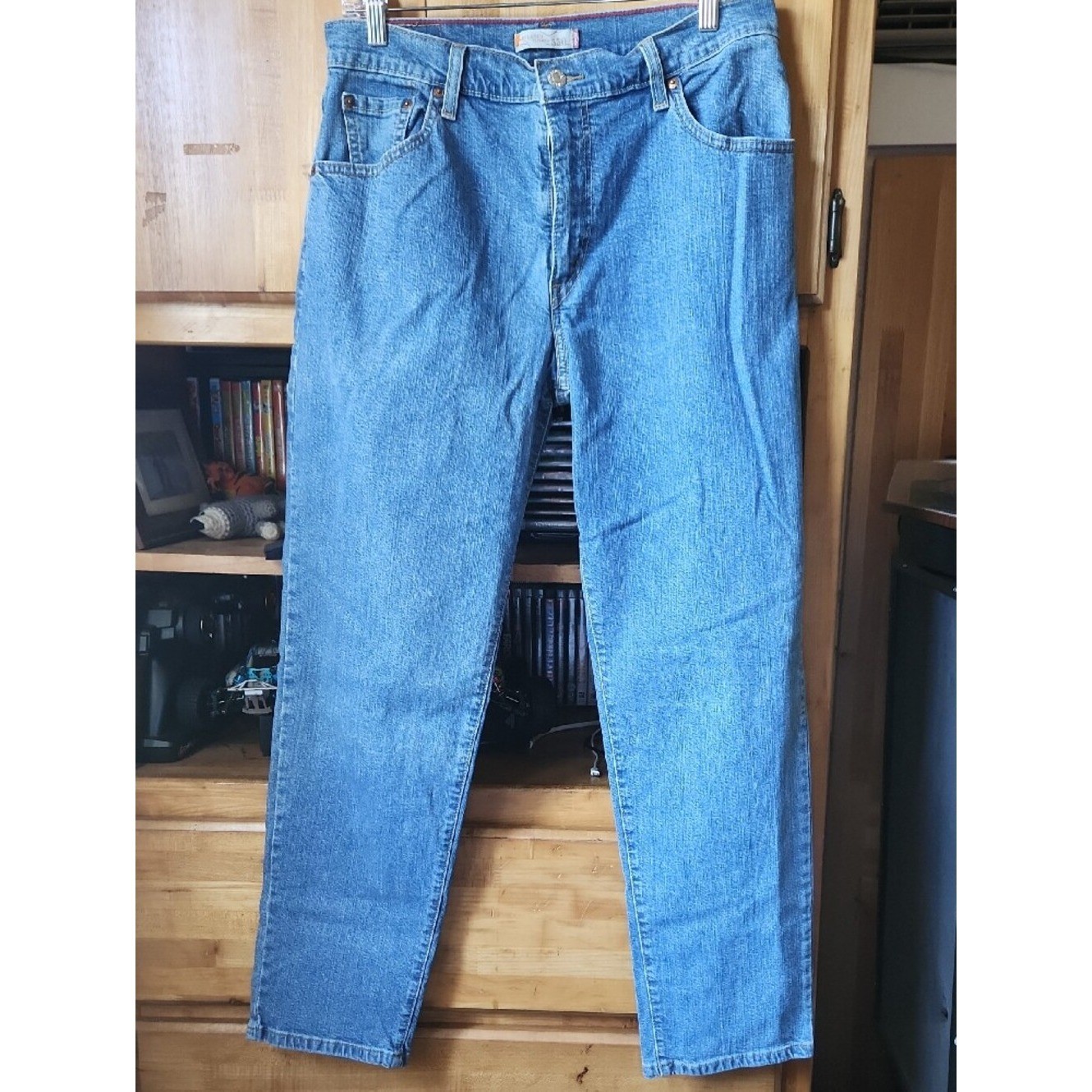 Vtg Womans 550 Levi Medium Blue Straight Leg Women&rsquo;s Jeans. Sz 12M