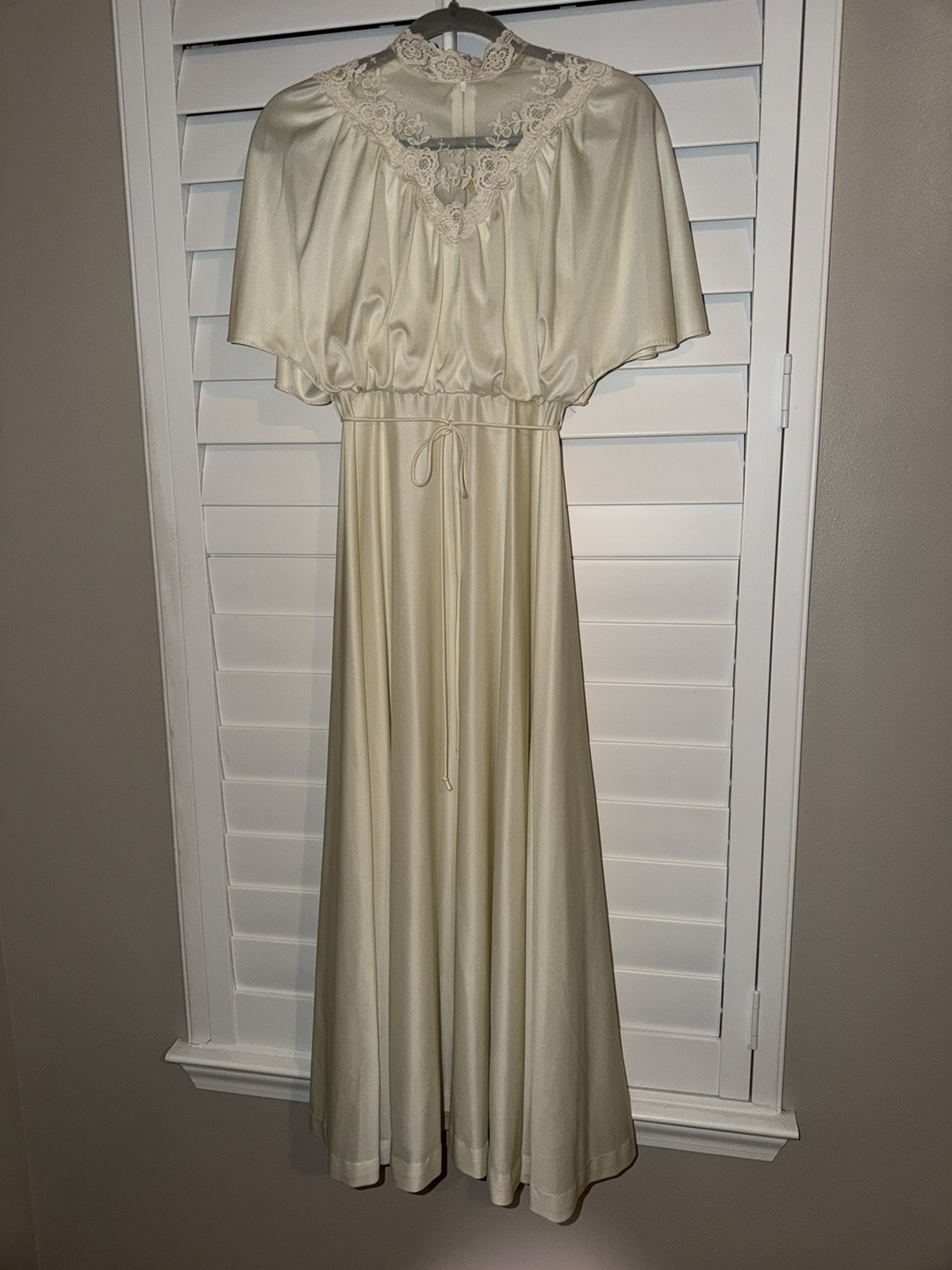 Ladies&rsquo; Vintage 70s style Silky Dress Elegant Long Ivory with Lace Women&rsquo;s RARE