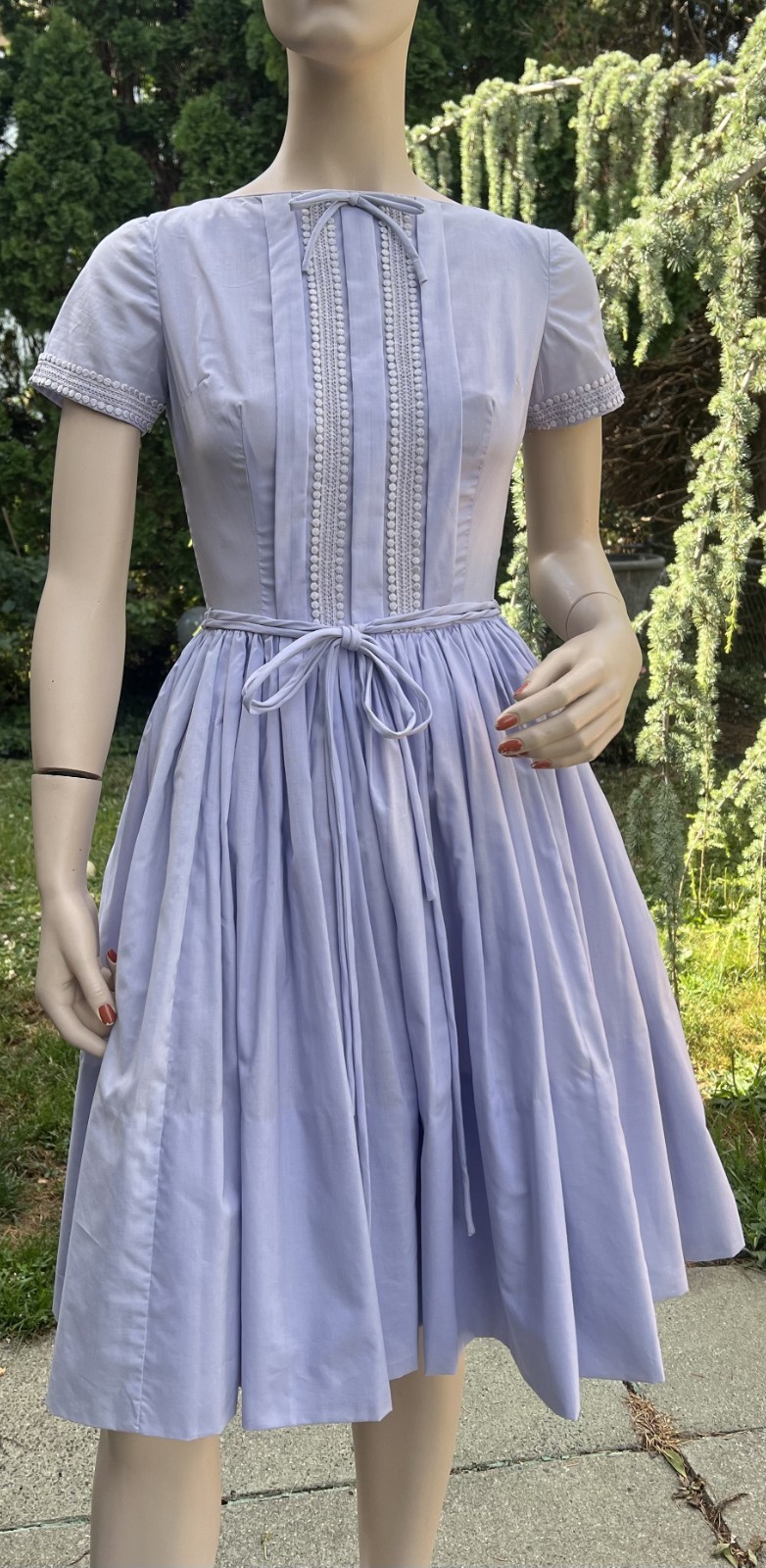 VINTAGE 1950&rsquo;s LAVENDER COTTON W/ CENTER PLEATS & LACE TRIM