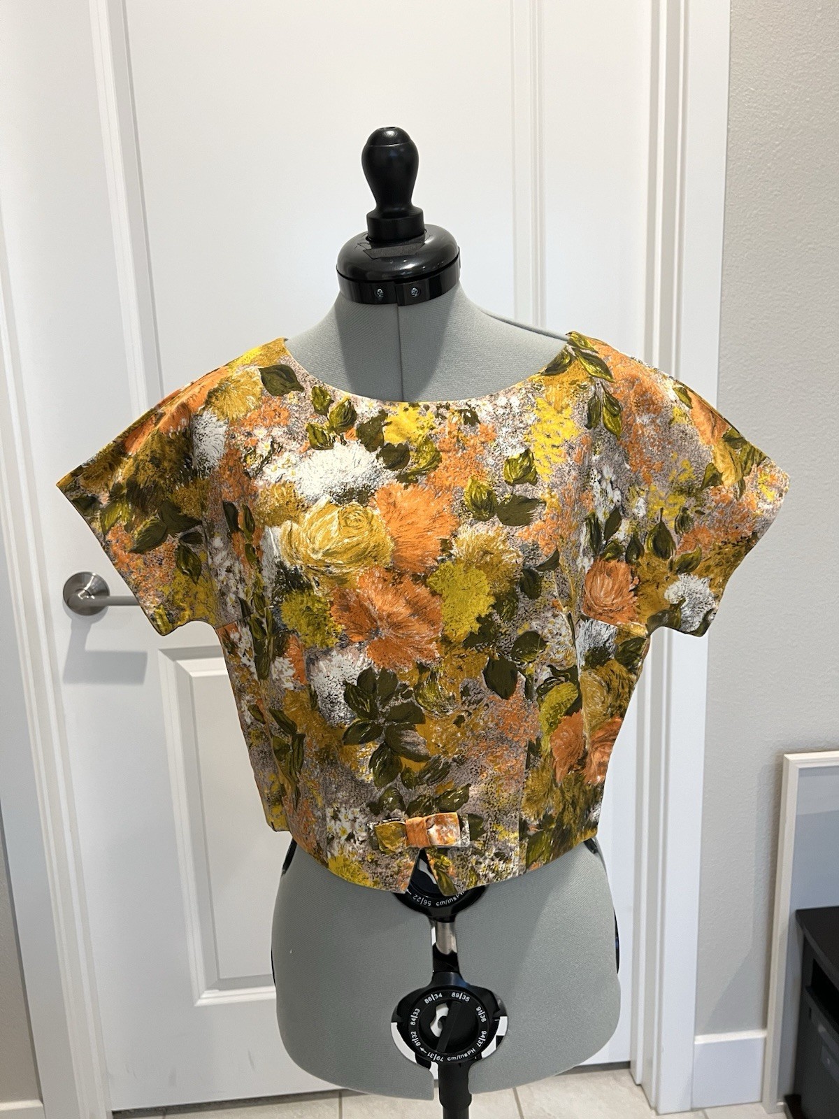 Vintage beauty! Floral Top w/ bow detail. Est. Size XS/S From Bath, England