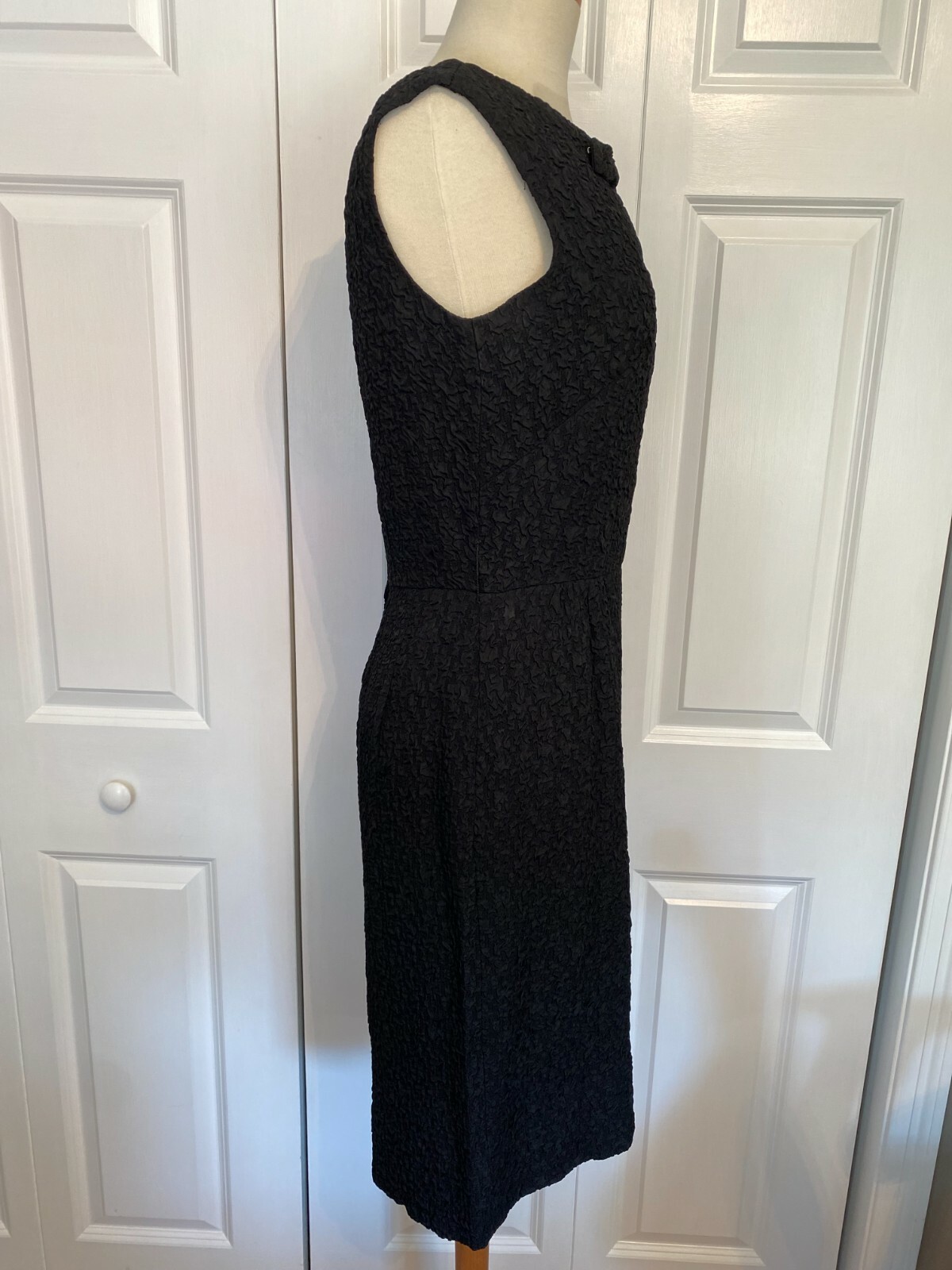 1950s-1960s black sleeveless texture sheath dress lined Sz 8? 30&Prime; waist 38&Prime; bust