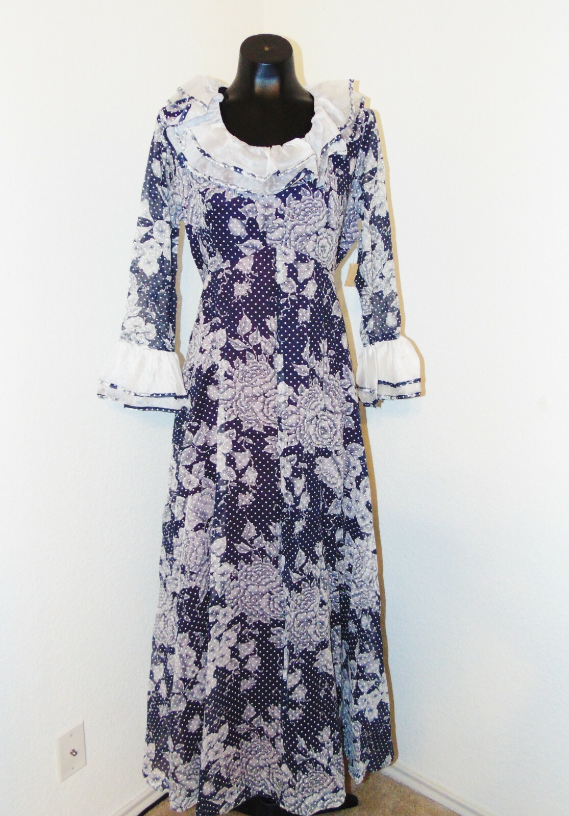 Vintage 1970s Floral Polka Dot Ruffled Design dress in sz 16.5