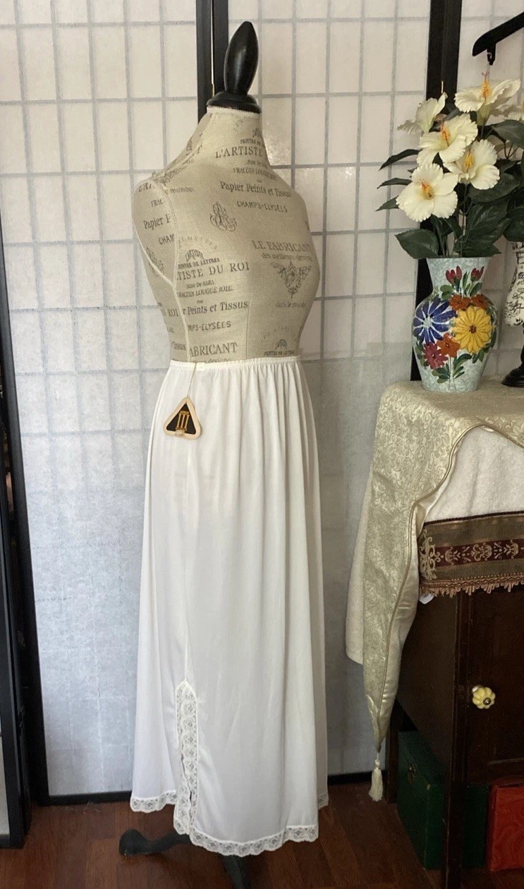 Opera NWT/D USA ILGWU Tag Wom XL Approx. 35” Slit Lace Hem Slip