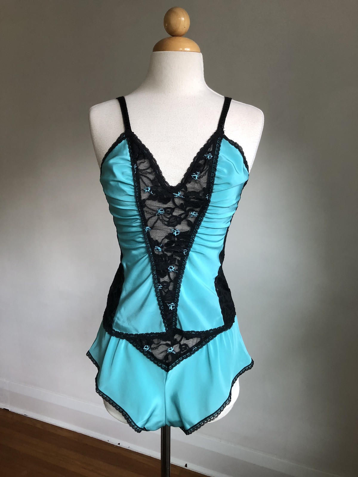 STUNNING VTG UNGARO Lingerie 2pc Blue Silky Black Lace Tank & Shorts S
