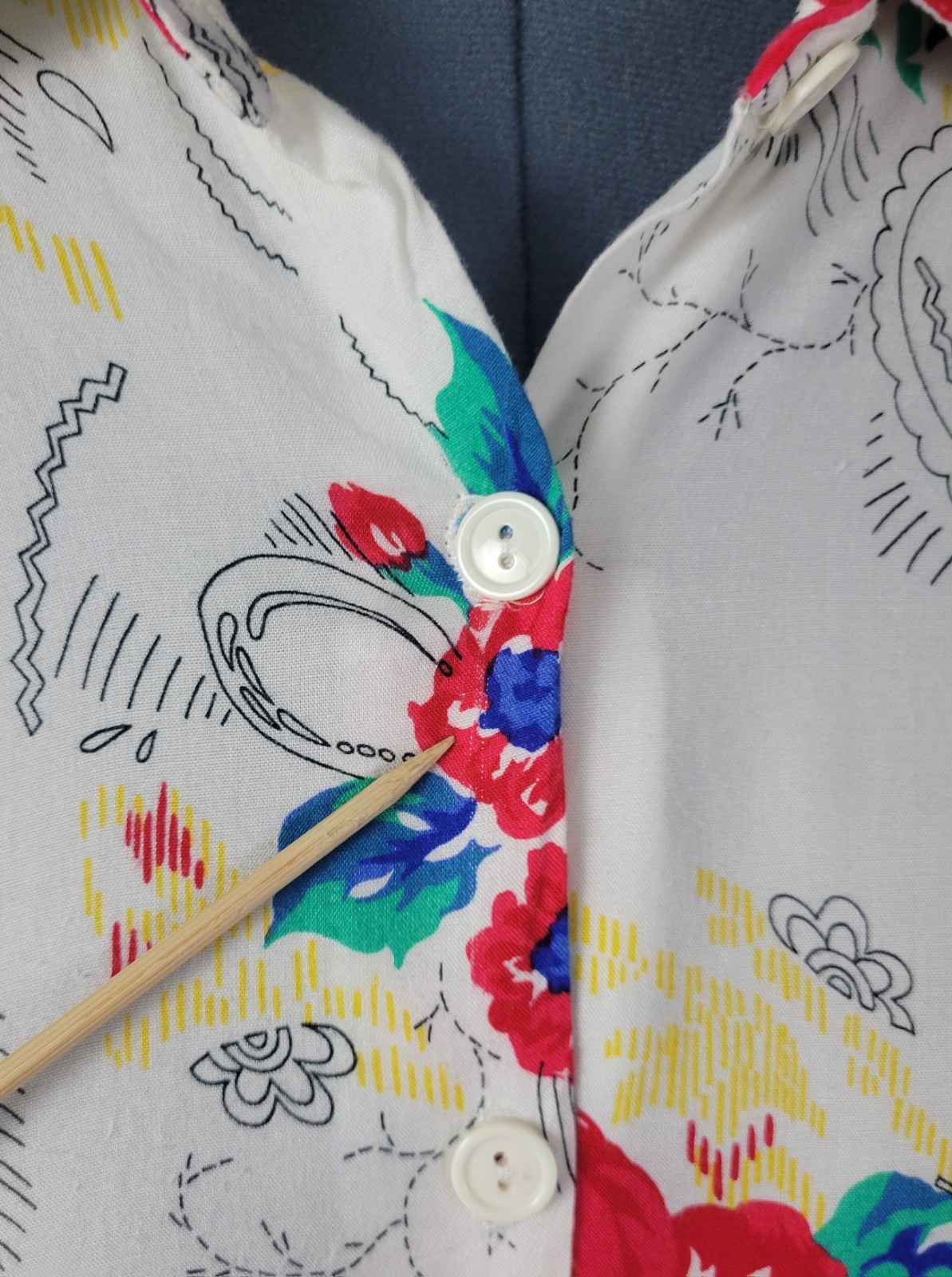 Vtg JP Cllctns White S/S Button Down w Red/Blue/Yellow/Green Florals Size S/M?
