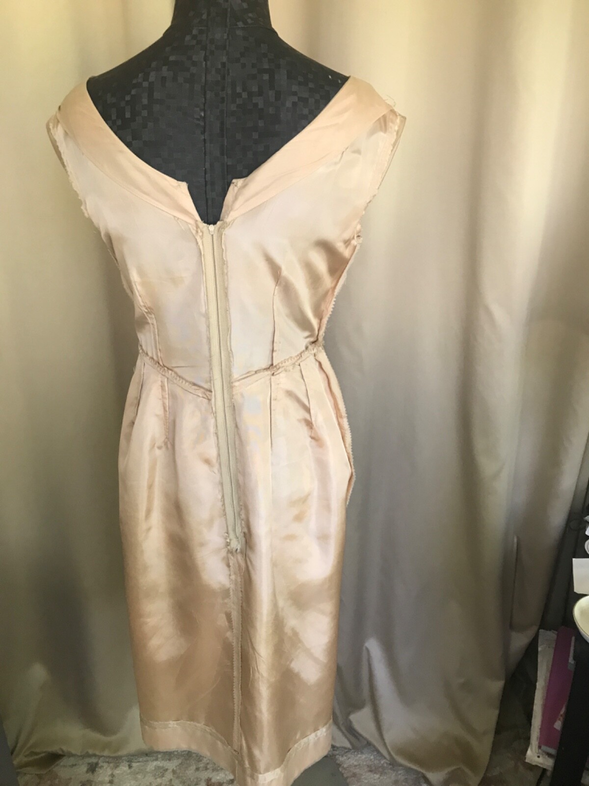 Vintage « Union » made with silk & taffeta flowerly embroidered ivory/peach dress