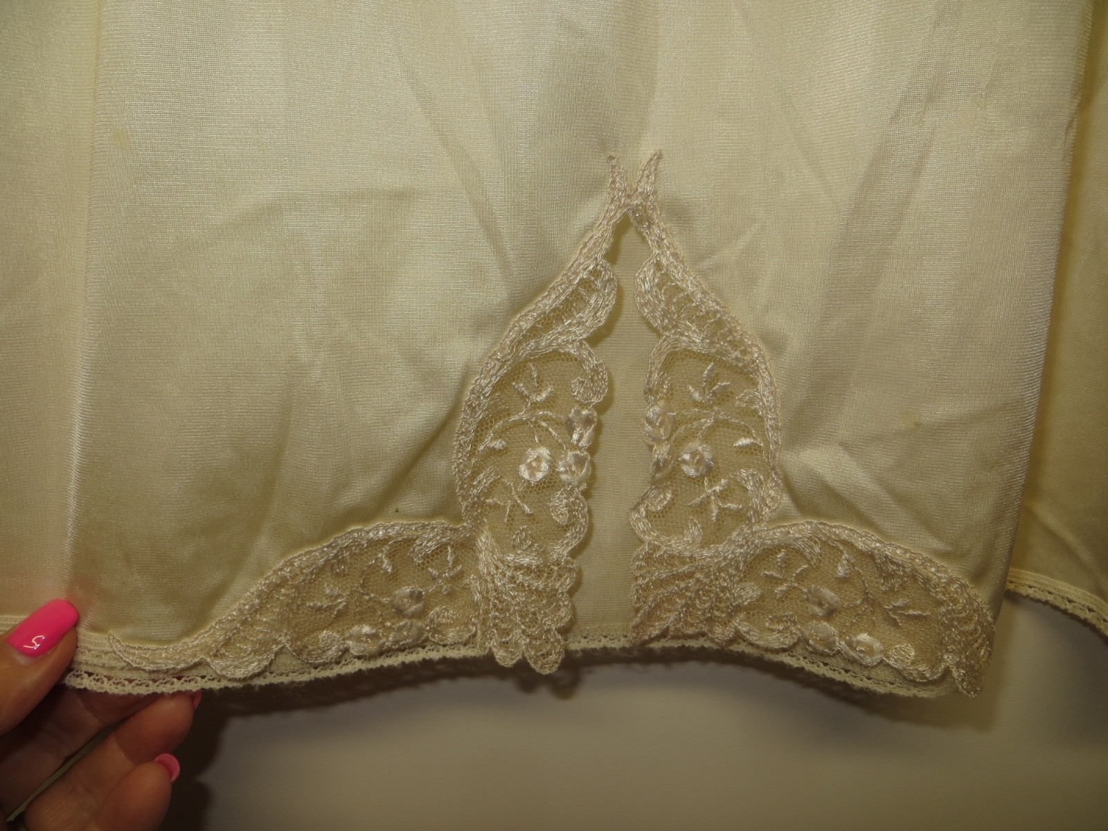 Vintage Vanity Fair Half Slip – Off-White Color – Size Medium – 22&Prime; Long