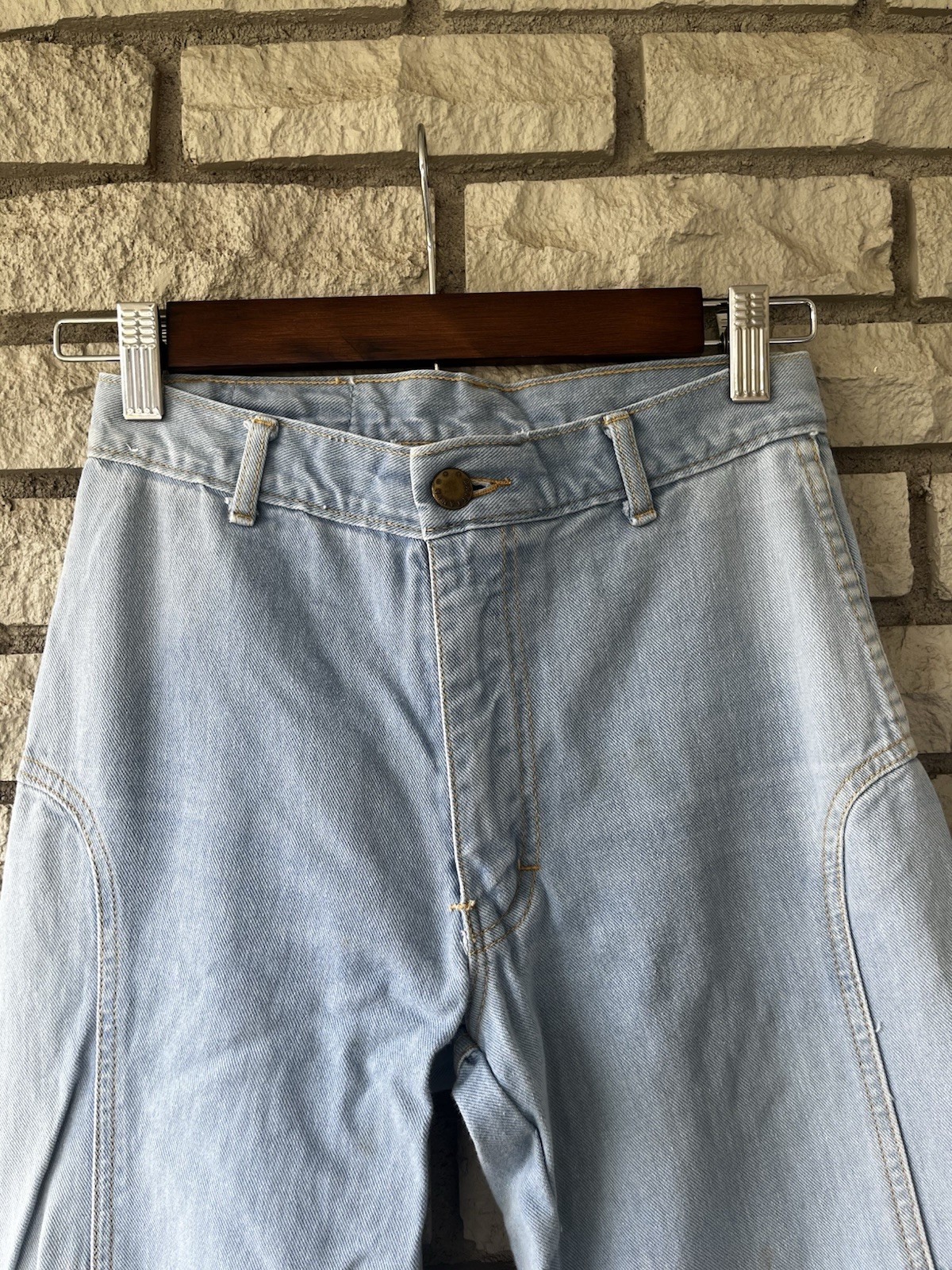 Vintage Brittania Lightwash Bell Bottom Rainbow Stitched 1970’s Jeans W: 28