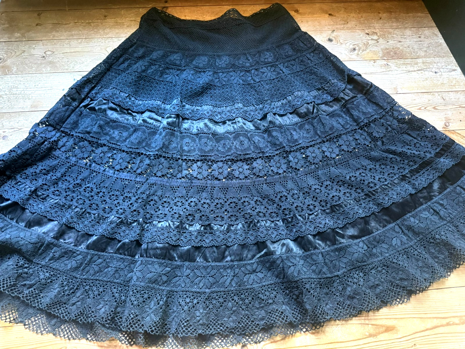 Antique Edwardian 1900 Cotton Gothic Lace Skirt Vintage 44/46