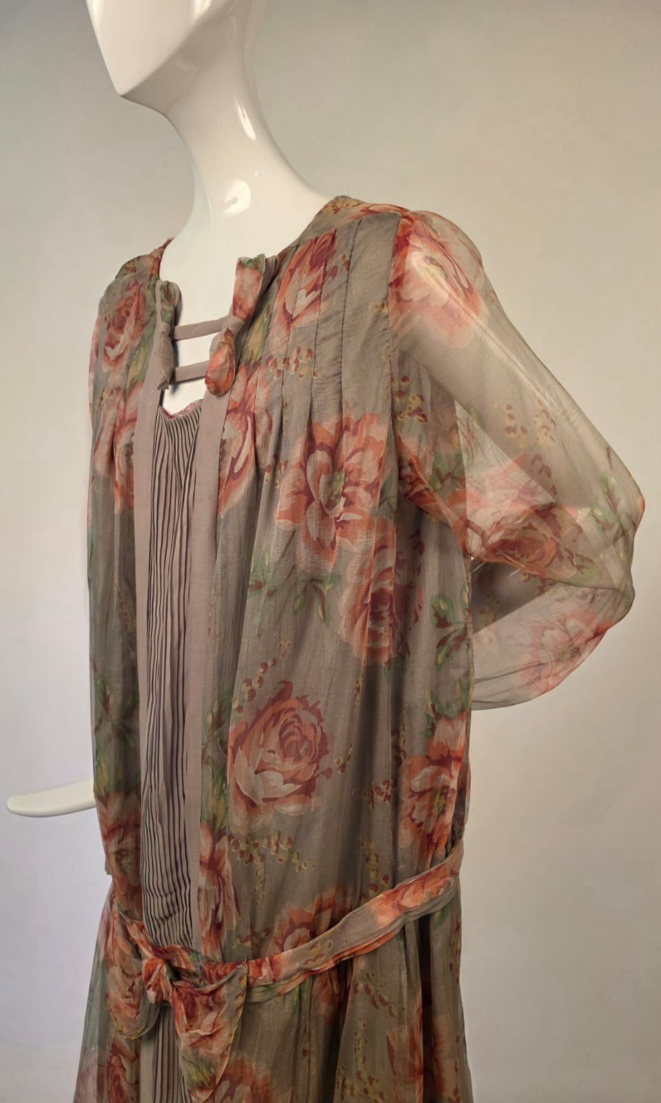 FLUTTERING 1920’S ROSE PRINT SILK CHIFFON DRESS W BOW TRIMMED DROP WAIST