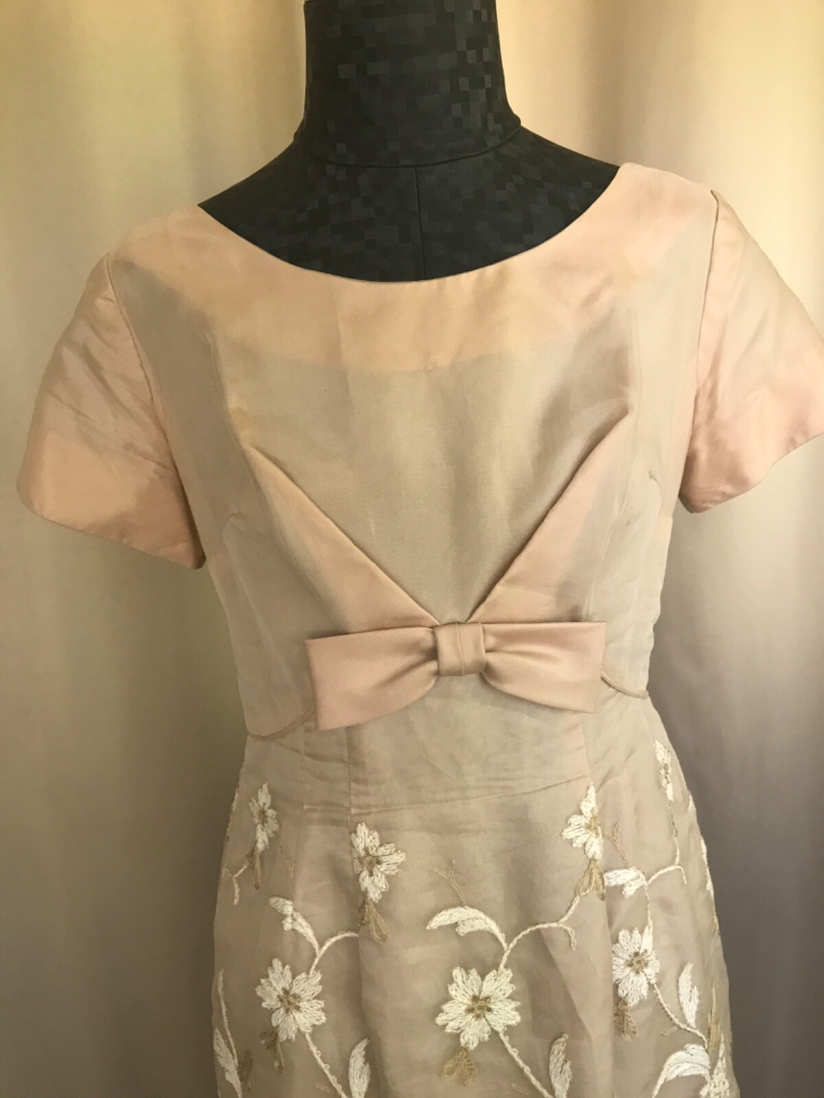 Vintage « Union » made with silk & taffeta flowerly embroidered ivory/peach dress