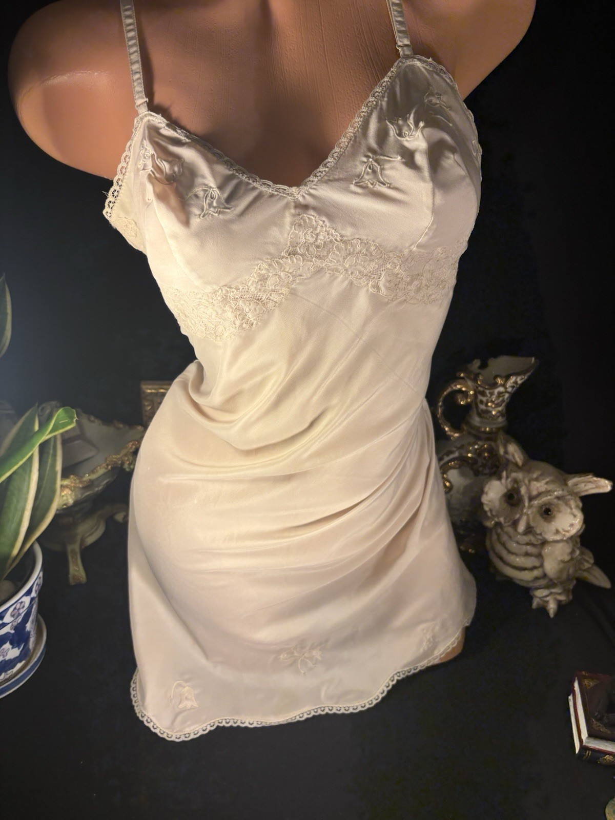 Vtg Satin Silky Smooth Soft Tulip Bodice Wide Chantilly Lace NIGHTGOWN Negligee