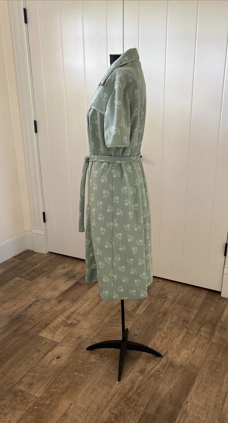 Vintage 1960’s/70’s Granny Core Polyester Double Knit Short Sleeve Dress
