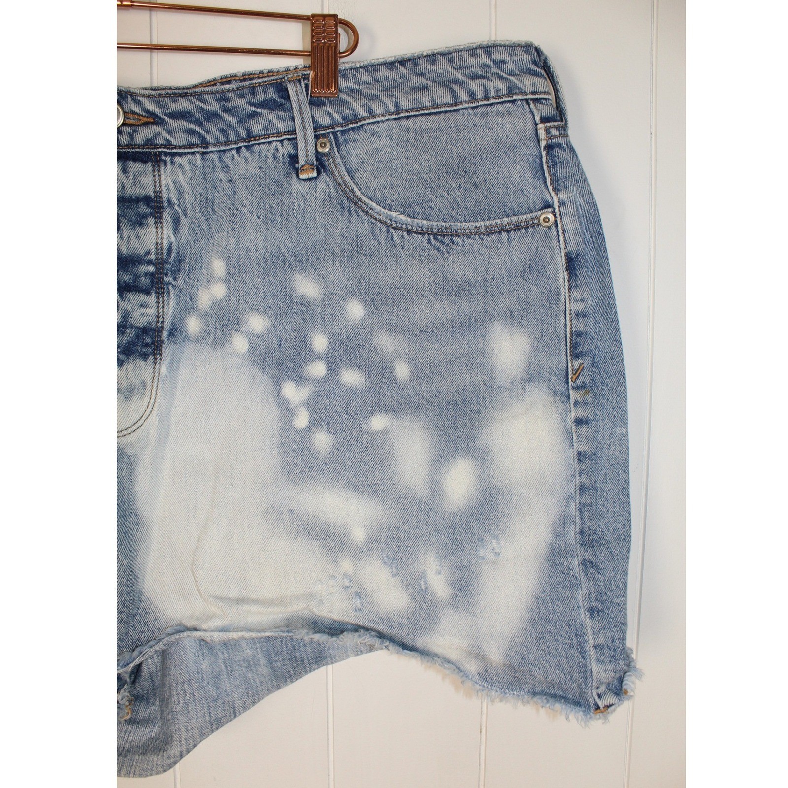 Good American Good 90&rsquo;s Intentionally Distressed Denim Cut Off Shorts Size 16