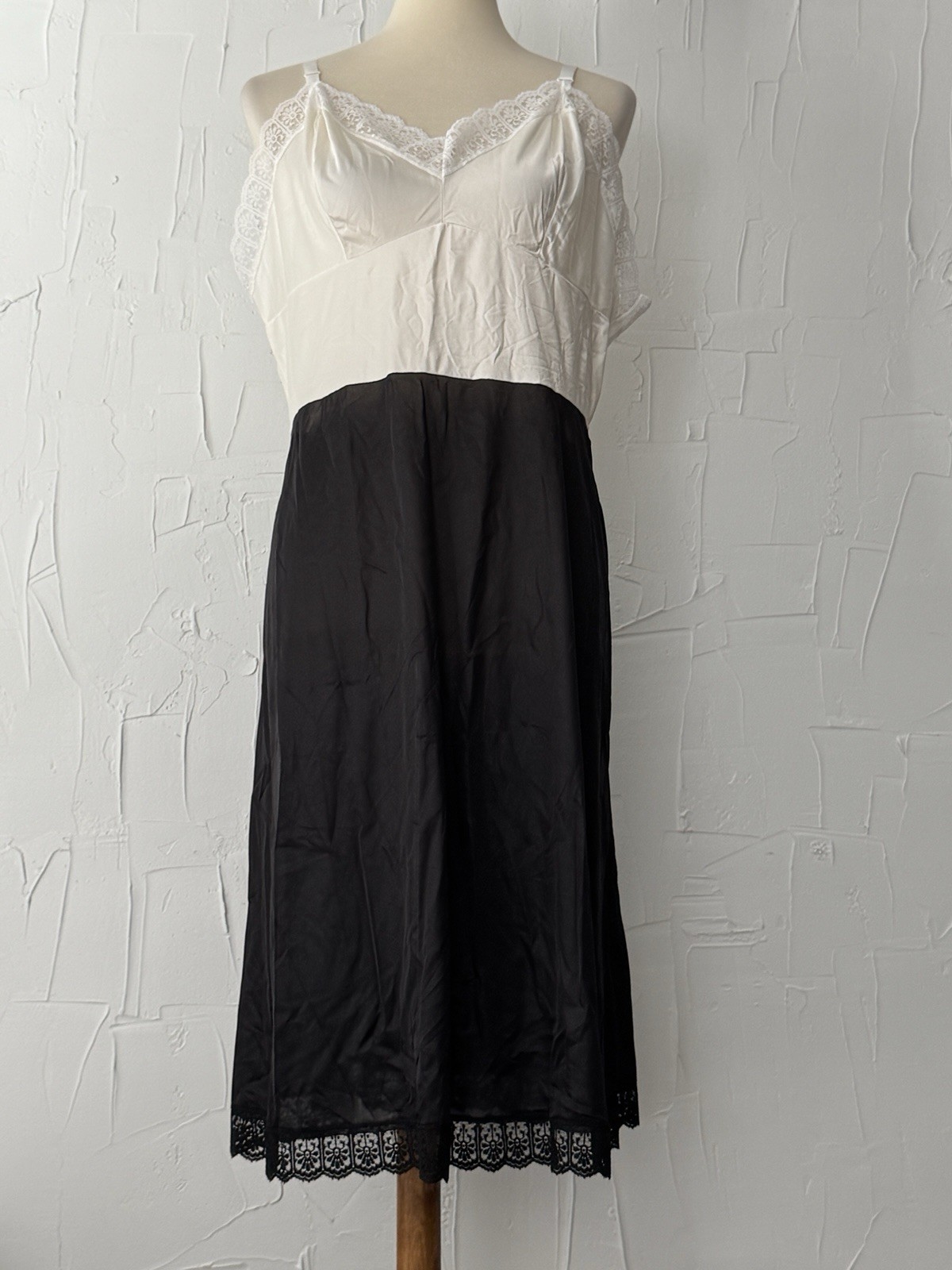 Dixie Belle USA Adjustable Strap Full Slip (42Average) Blk/Wh Color Block NEW