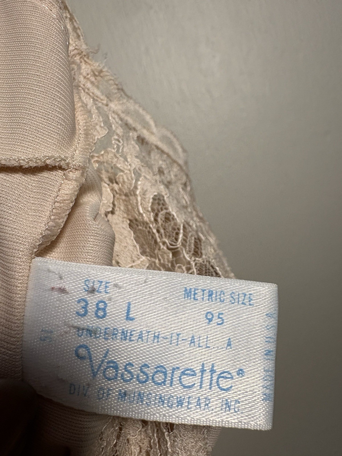 Vintage Vassarette Full Slip Nude Beige Size 38L Pin up Glamour lingerie Boudoir