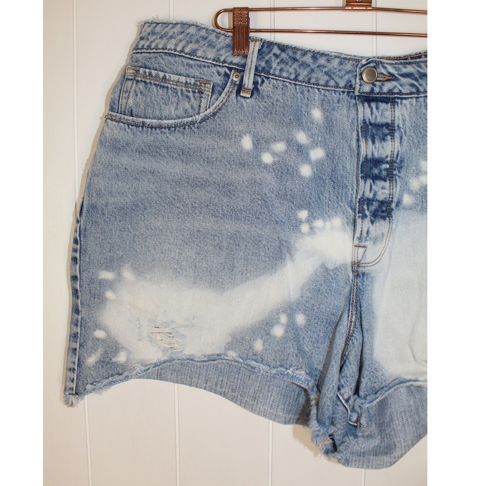 Good American Good 90&rsquo;s Intentionally Distressed Denim Cut Off Shorts Size 16