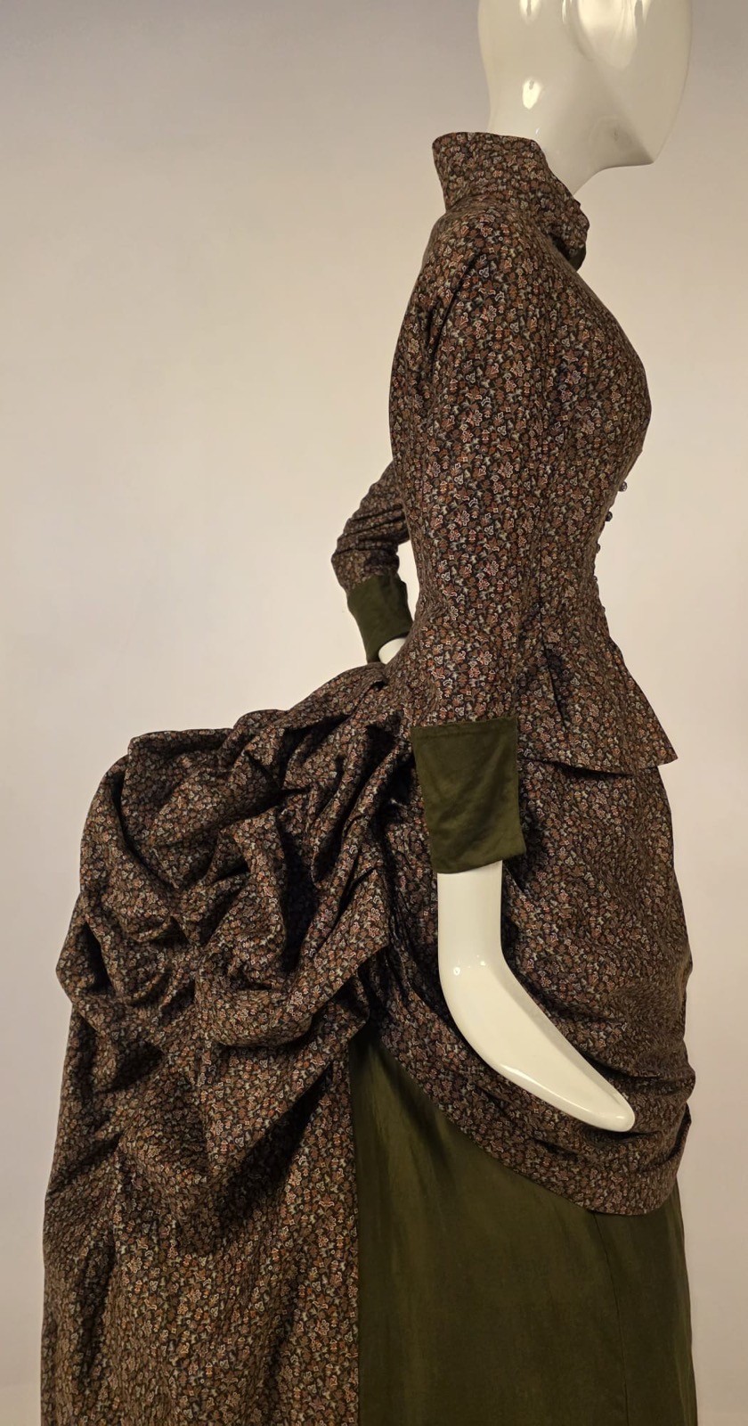 VICTORIAN 1880’S FLORAL PRINCESS BUSTLE DRESS WALKING SUIT – MUSEUM QUALITY