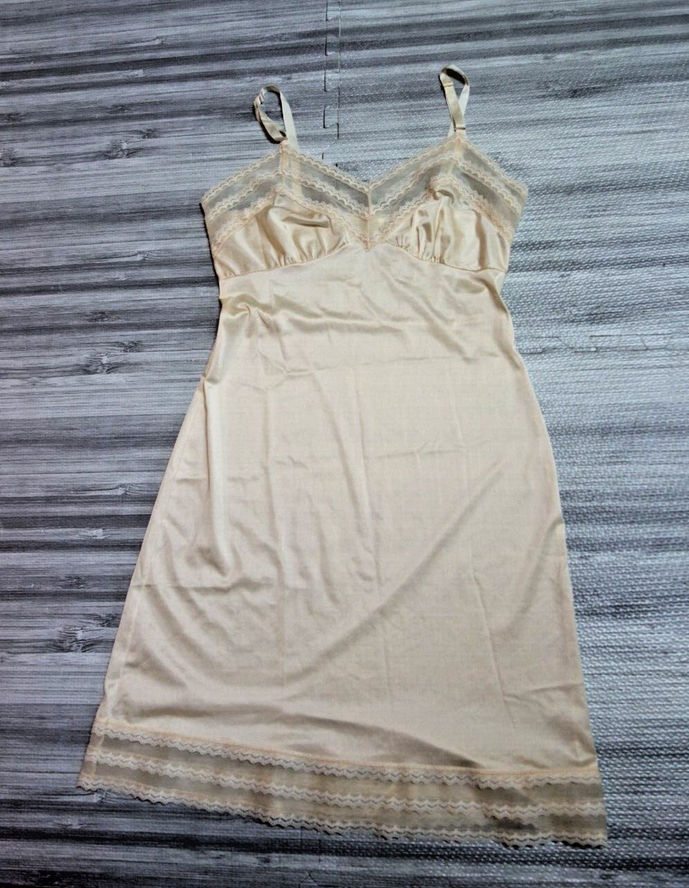 Vtg. Full Slip Size 34 Tag Removed Ivory Pretty Lace Bodice & Hem Excellent