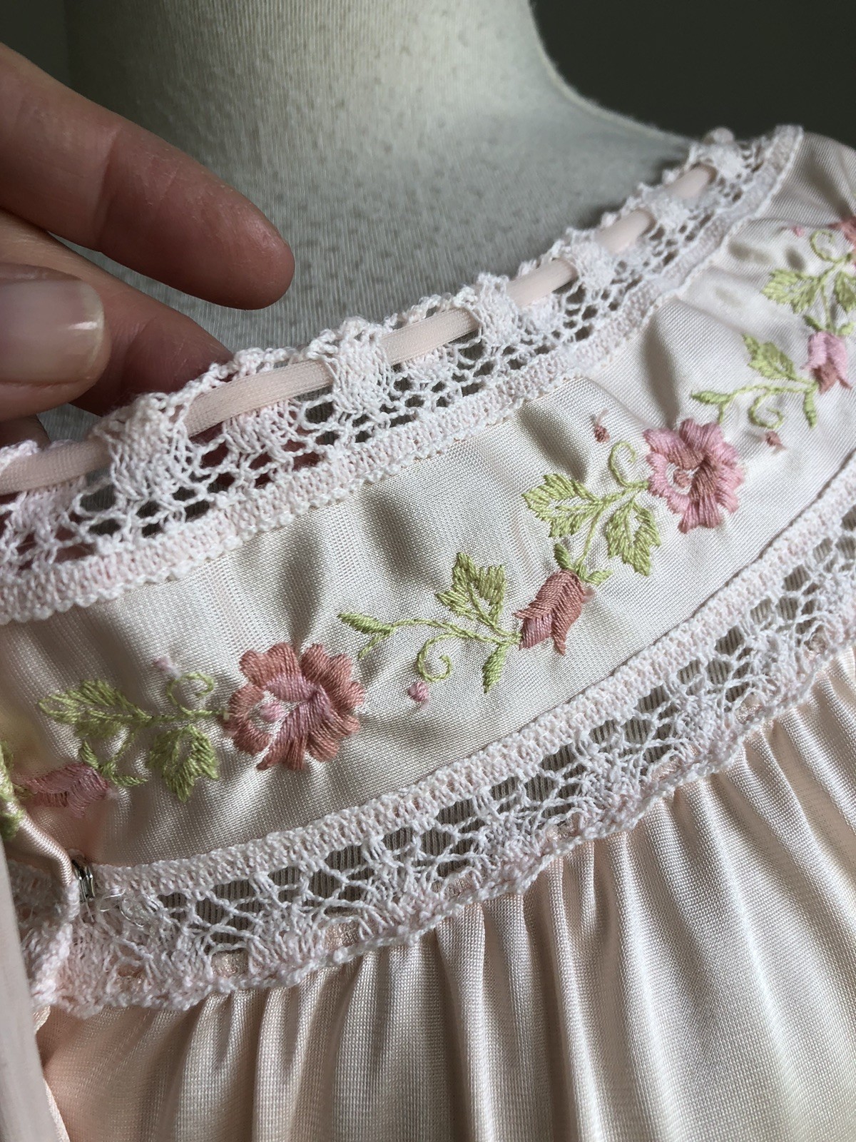 GORGEOUS VTG LORRAINE Light Peach Nylon Floral Embroidered Button-up Nightgown S