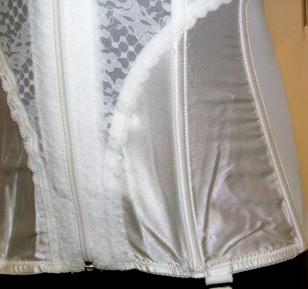 NWT Vintage Old Stock LADY MARLENE White CORSET W/ GARTER BELT SZ – 38 B