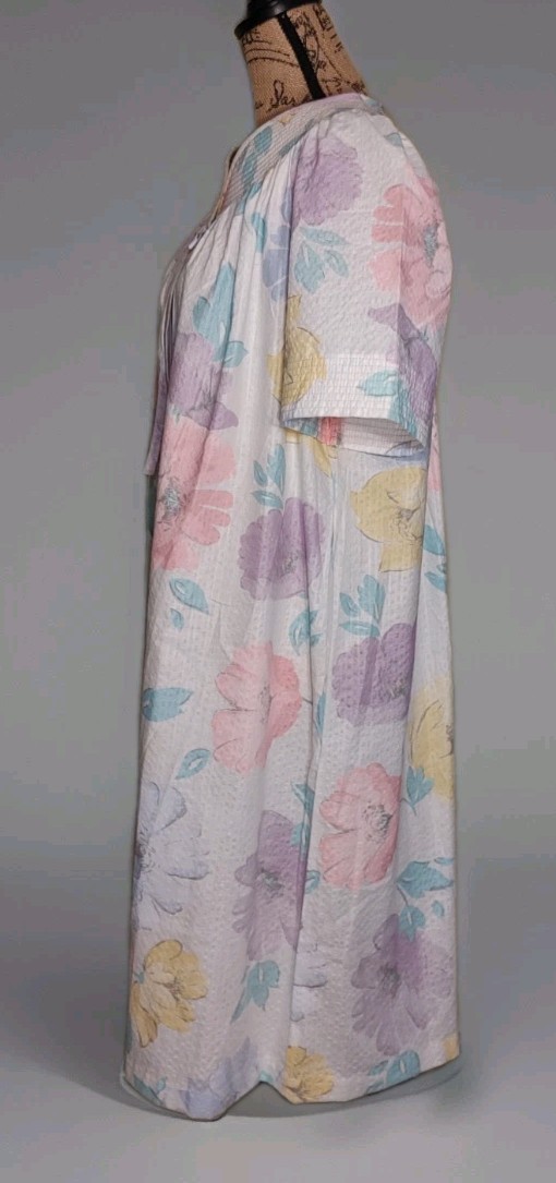 Vintage Dan-Ellen – Pretty White Floral Polycotton Snap Robe – Women&rsquo;s Size 42