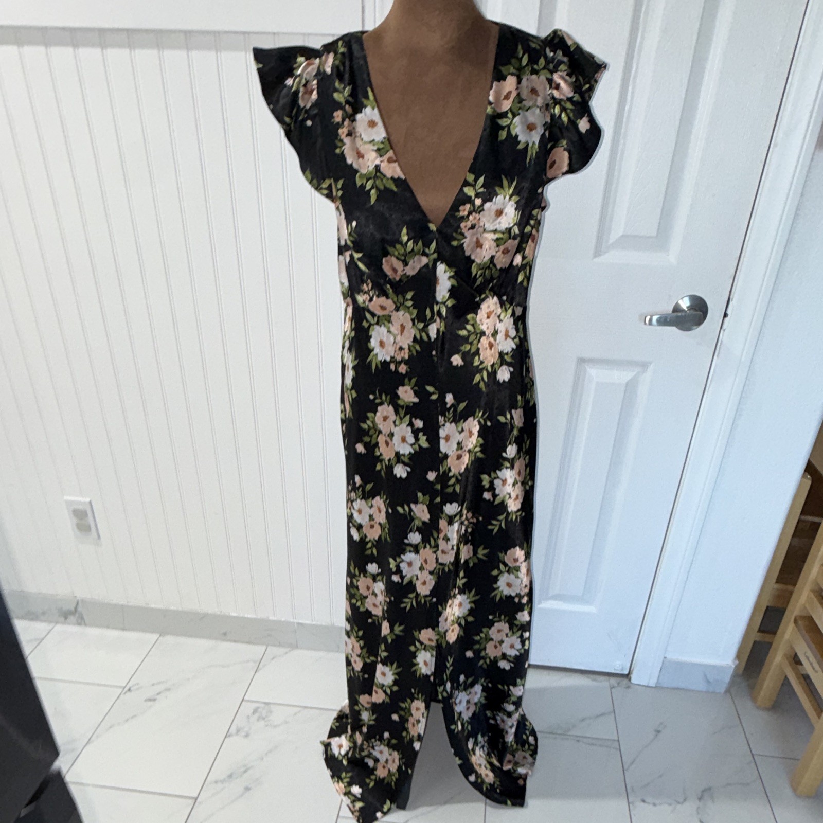 Old Navy The Occasion Women&rsquo;s Floral V-Neck Ruffle dress M Black Pink Green