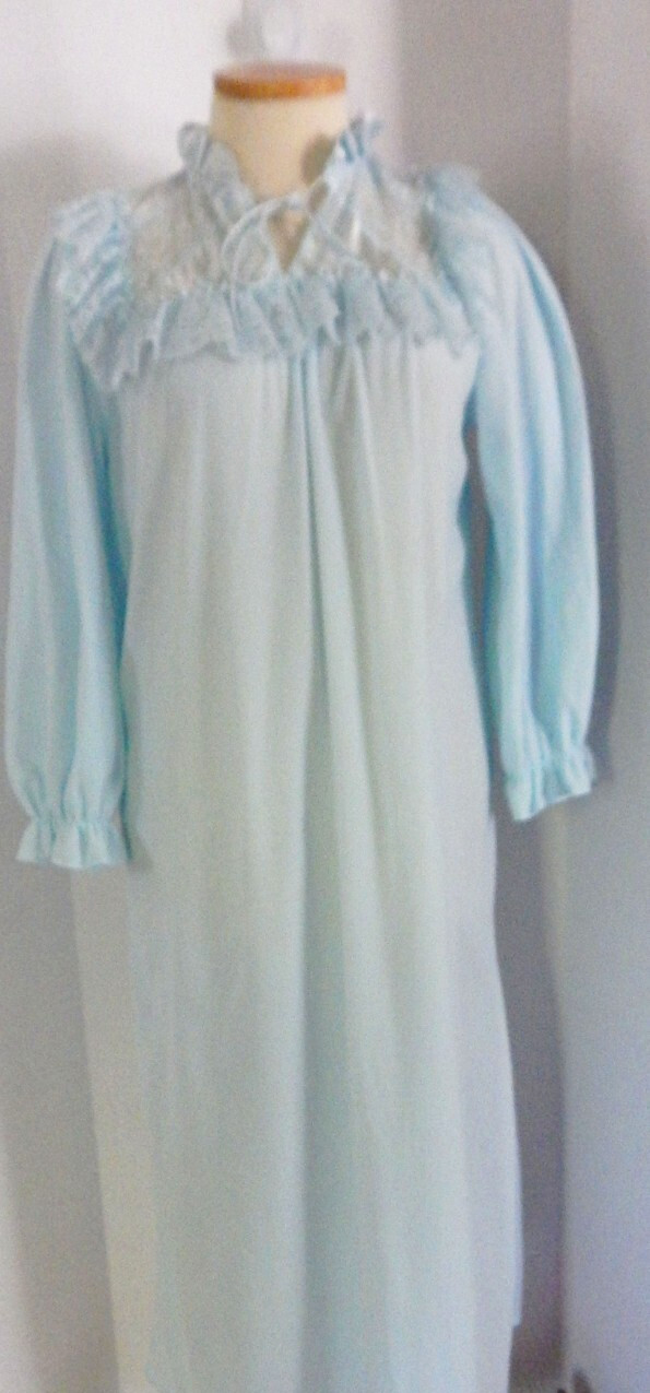 Vintage Gilligan O’Malley Blue Long NightGown with Ruffled Lace USA Size L16/18