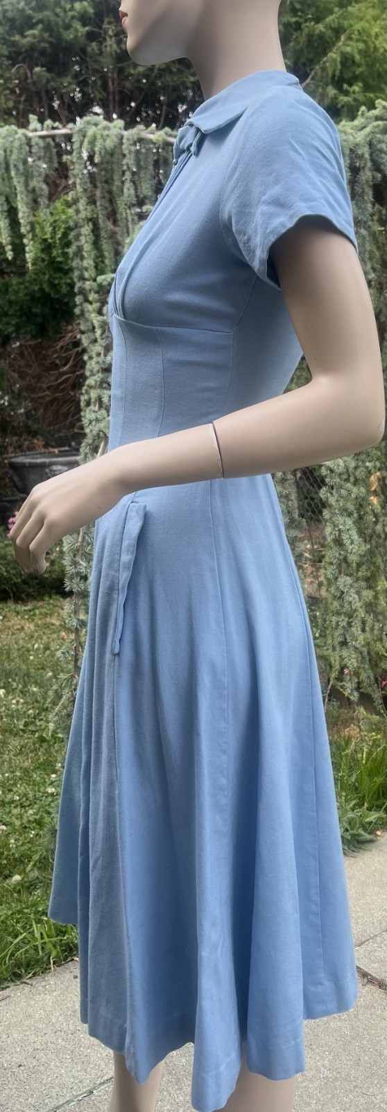VINTAGE 1940&rsquo;s BLUE COTTON DRESS W/ POINTED COLLAR & BOW